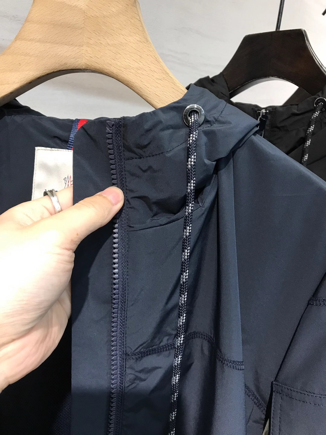 Куртка мужская в стиле Moncler с капюшоном из технологичной ткани Pertex тёмно-синего цвета