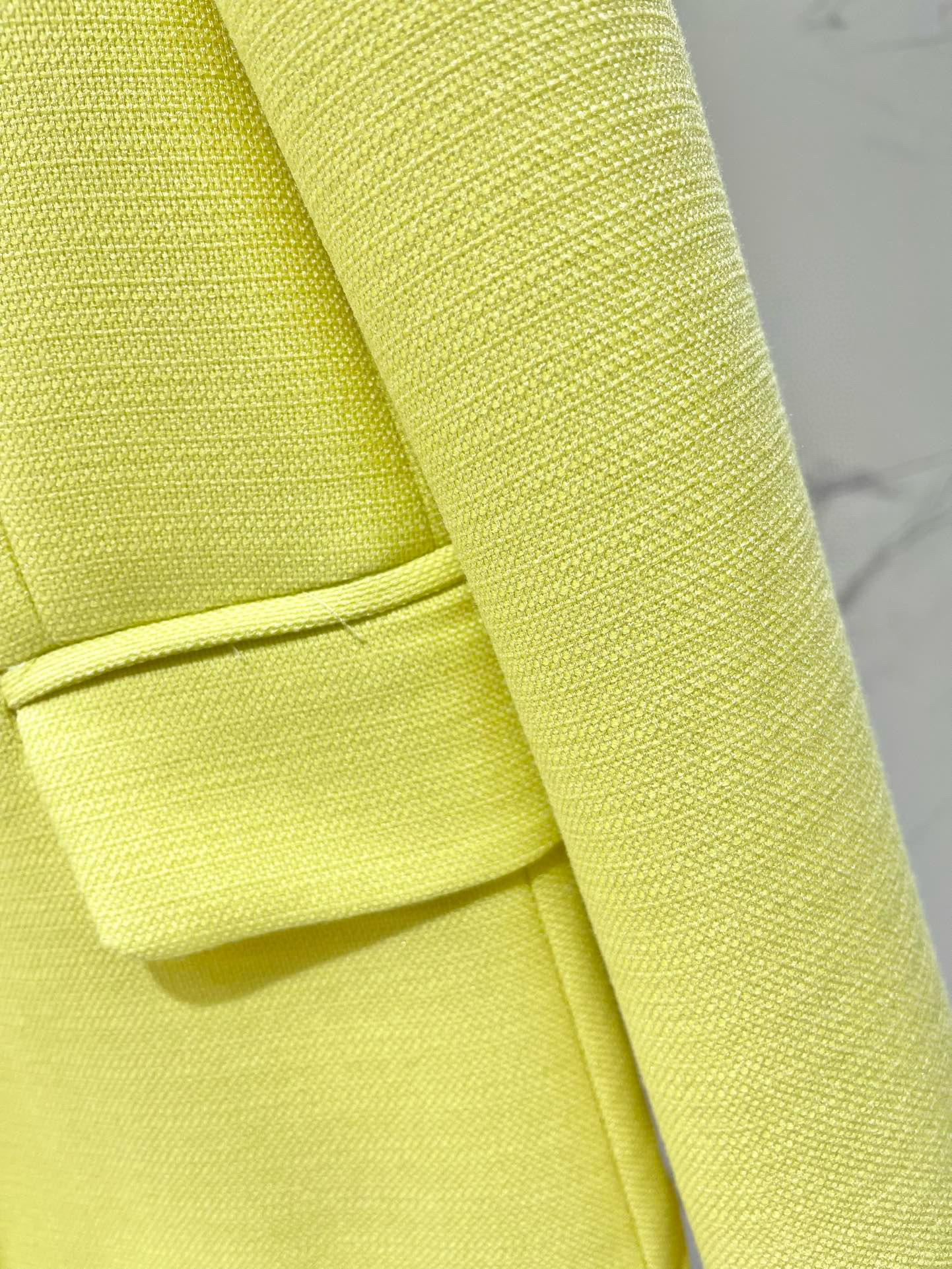 Жакет женский в стиле Balmain лимонно-жёлтого цвета с фирменными пуговицами