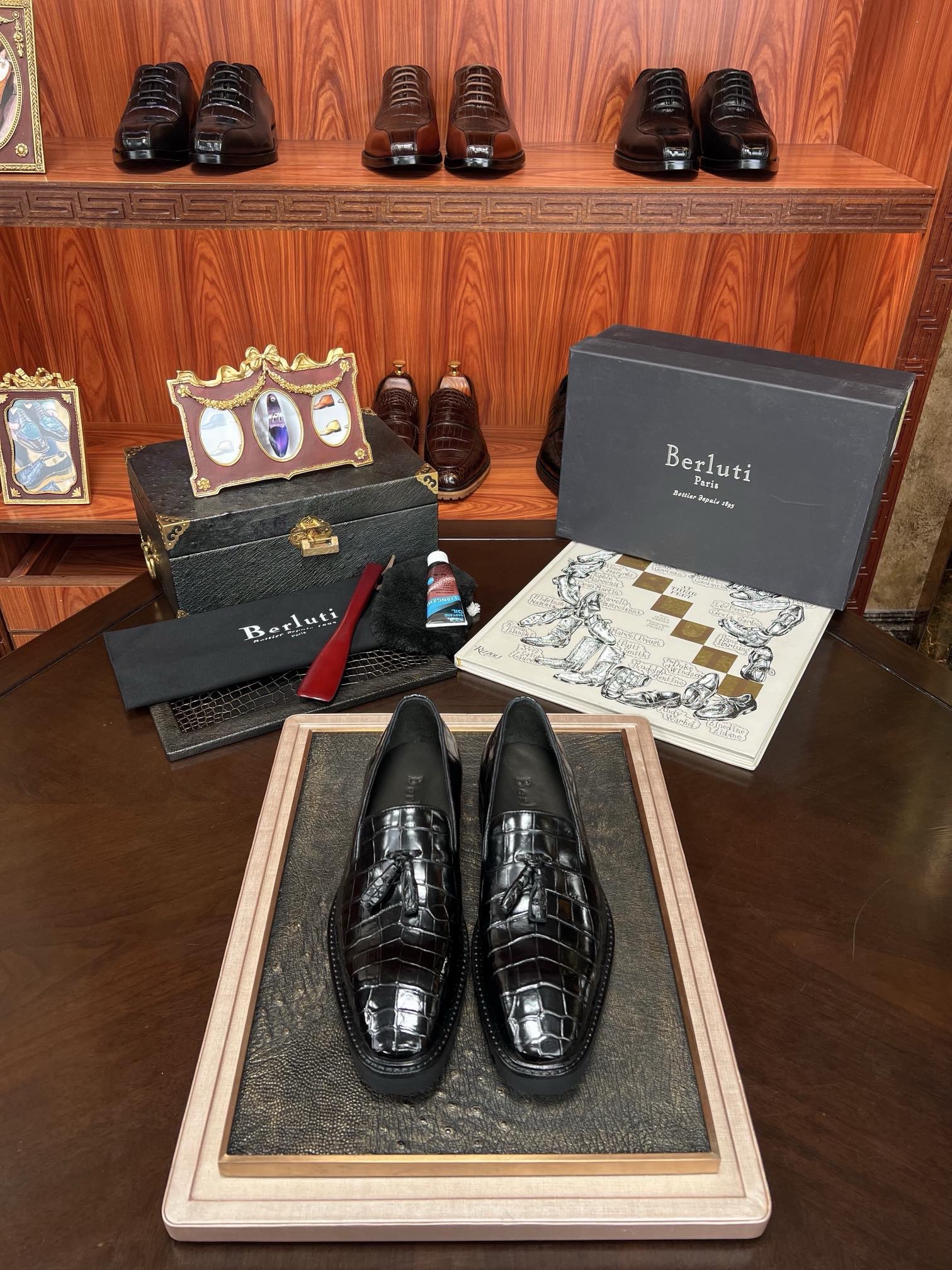 Лоферы мужские в стиле Berluti из кожи крокодила черного цвета