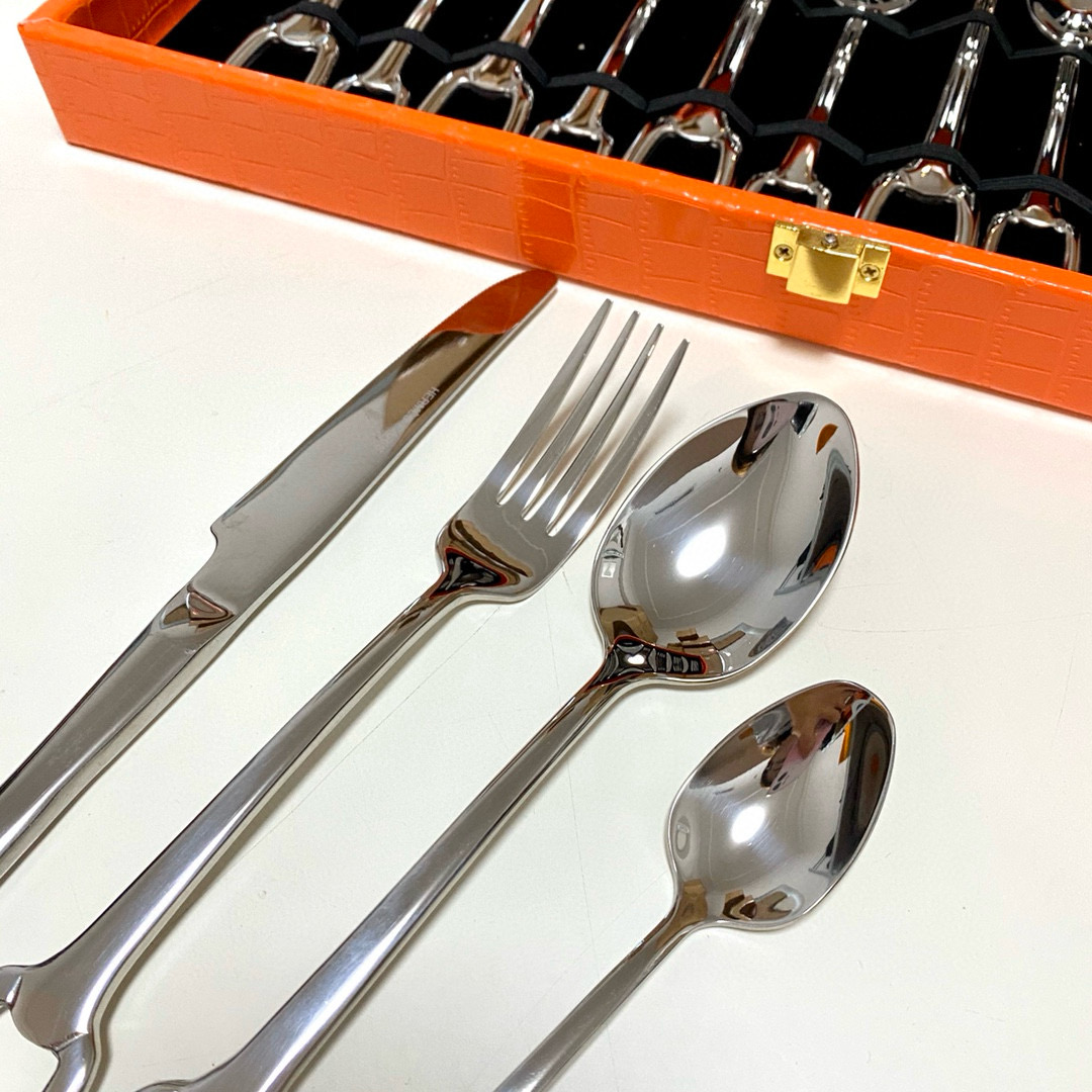 Набор столовых приборов Hermès серебристого цвета с декоративными ручками в подарочном кейсе (24 предмета)