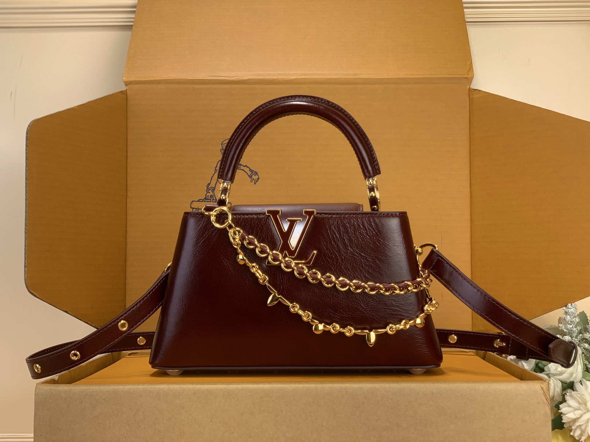 Сумка женская в стиле Louis Vuitton Capucines East-West BB с цепочкой