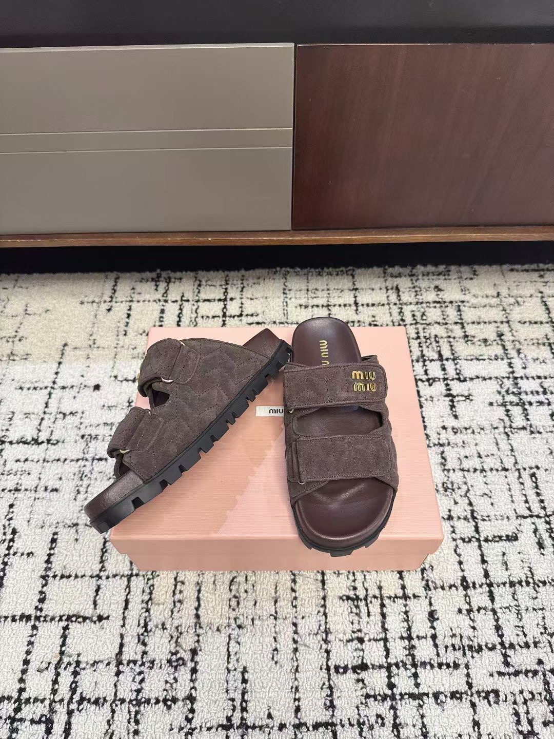Шлёпанцы женские в стиле Miu Miu коричневого цвета