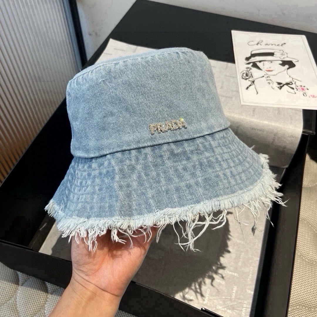 Панама женская в стиле Prada из джинсовой ткани голубого цвета с логотипом