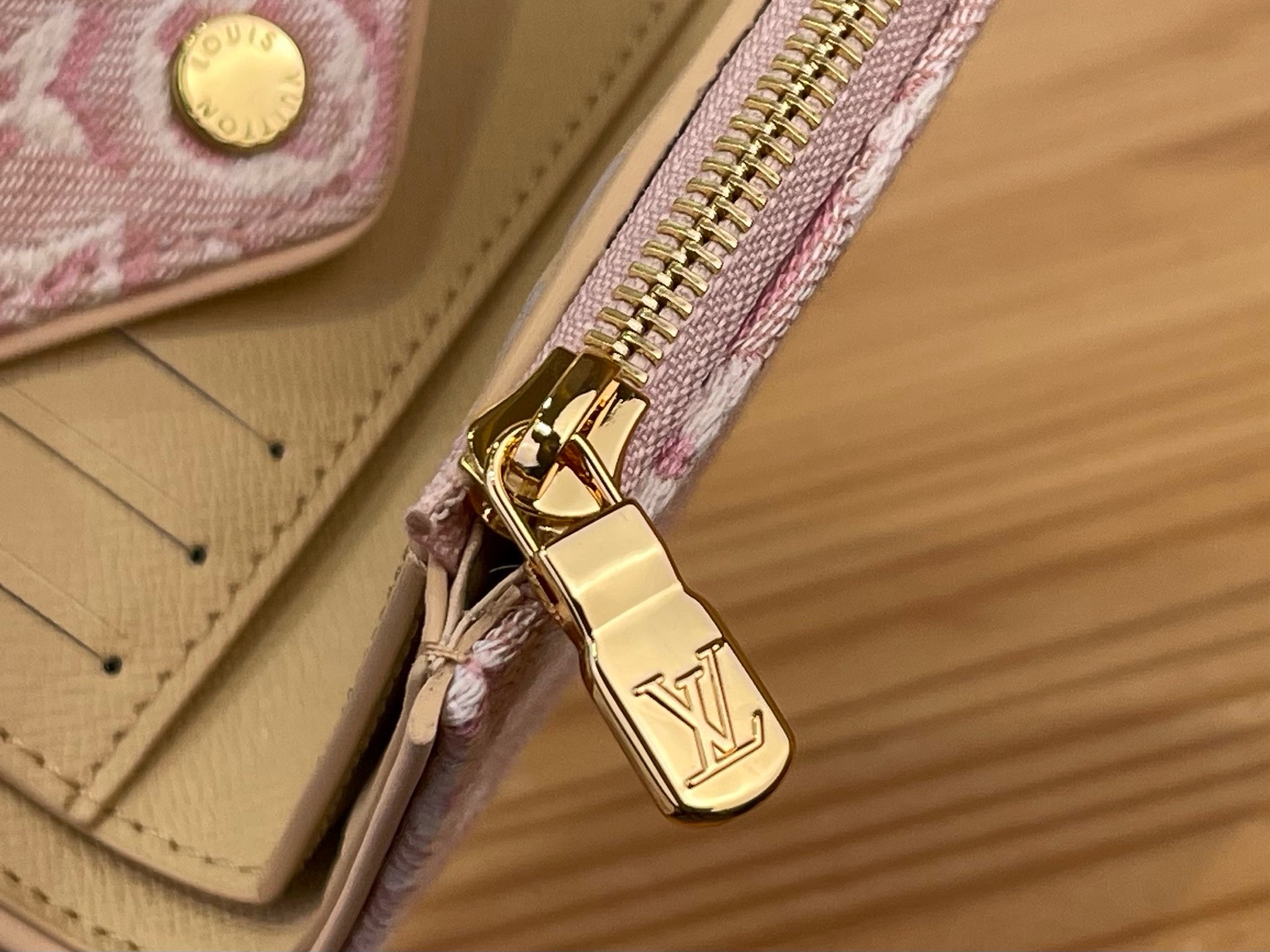Кошелёк женский Louis Vuitton Victorine розового цвета