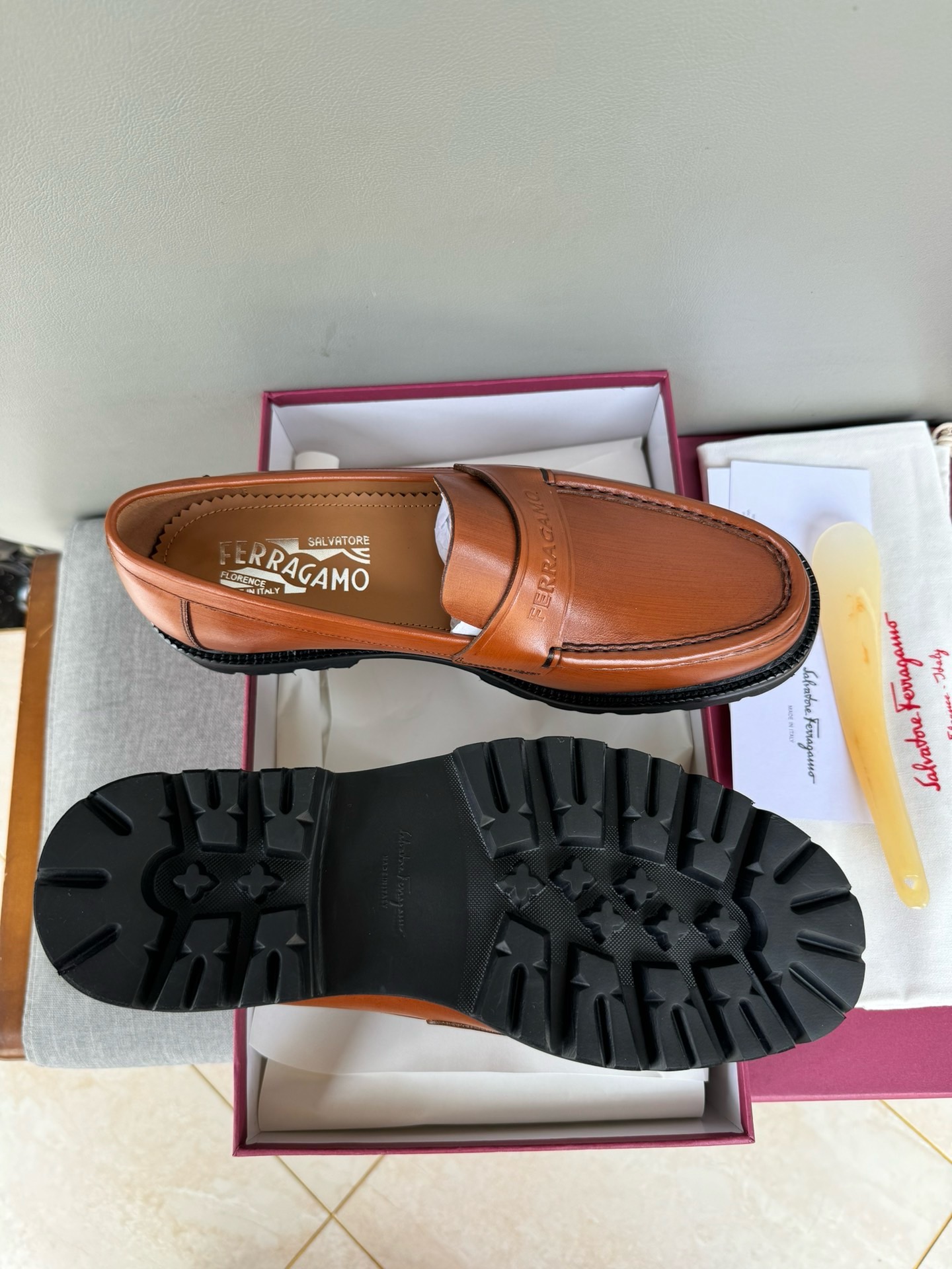 Лоферы мужские в стиле Salvatore Ferragamo из натуральной кожи коричневого цвета