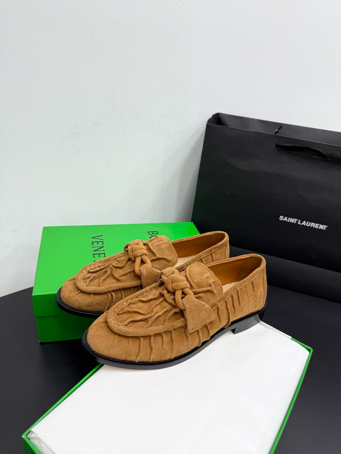 Лоферы женские в стиле Bottega Veneta Astaire бежевого цвета