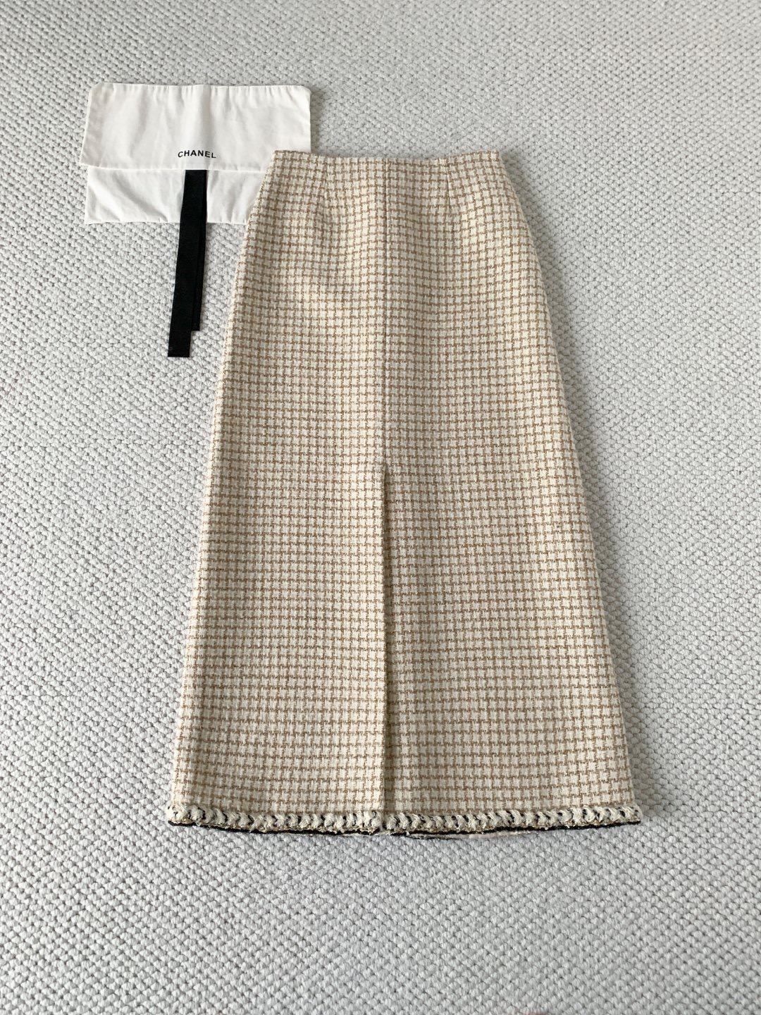 Юбка женская в стиле Chanel молочно-бежевого цвета миди