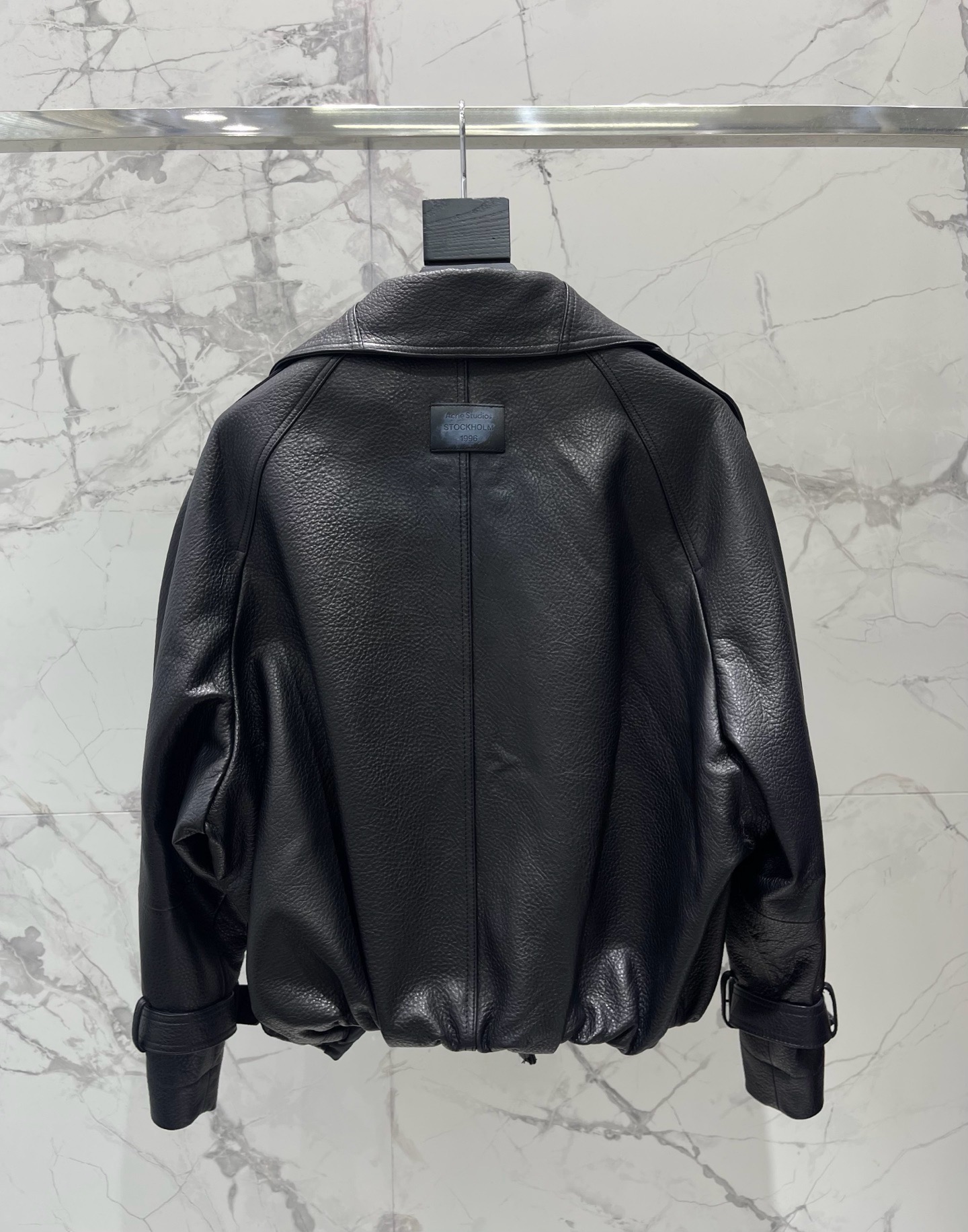 Тренч укороченный женский Acne Studios Cropped Leather Trench Coat чёрного цвета