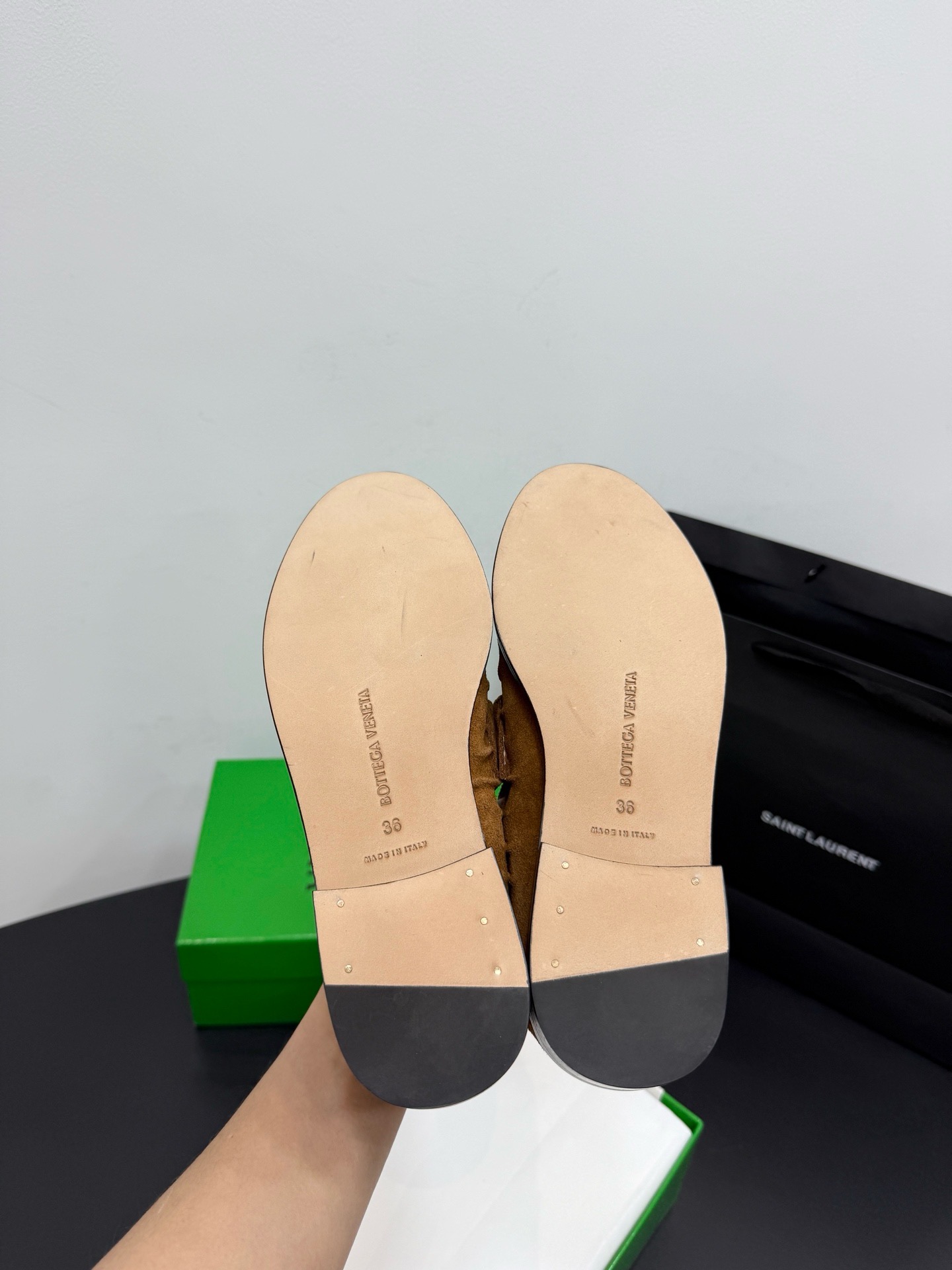 Лоферы женские в стиле Bottega Veneta Astaire бежевого цвета