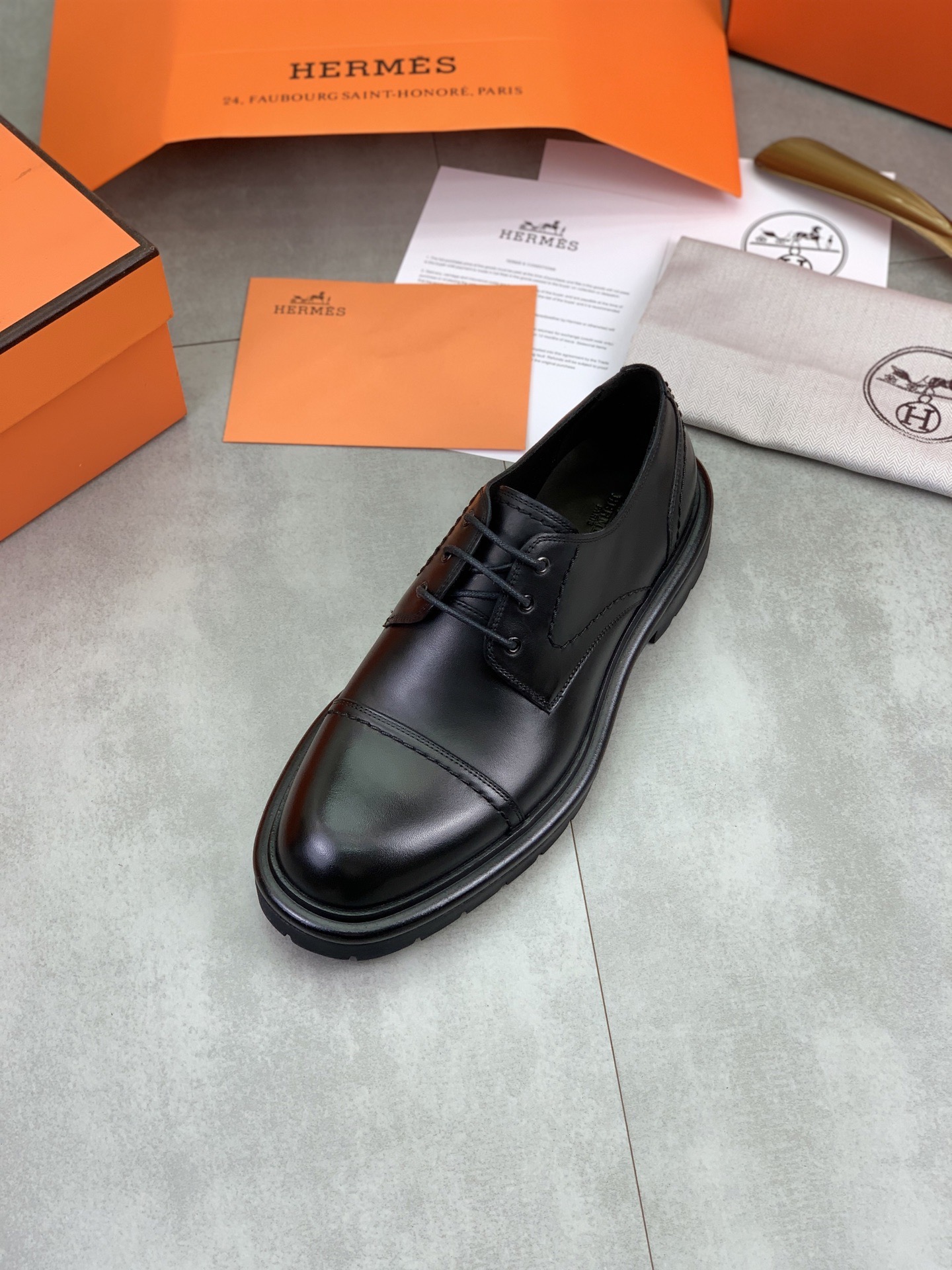 Дерби мужские в стиле Hermes из натуральной кожи черного цвета