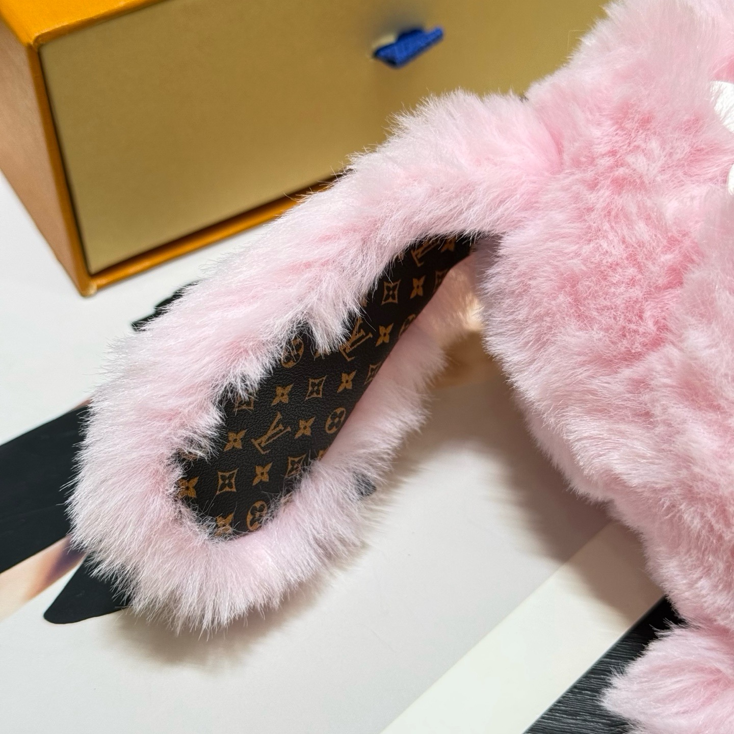 Брелок женский Louis Vuitton LV Cute Bunny розового цвета