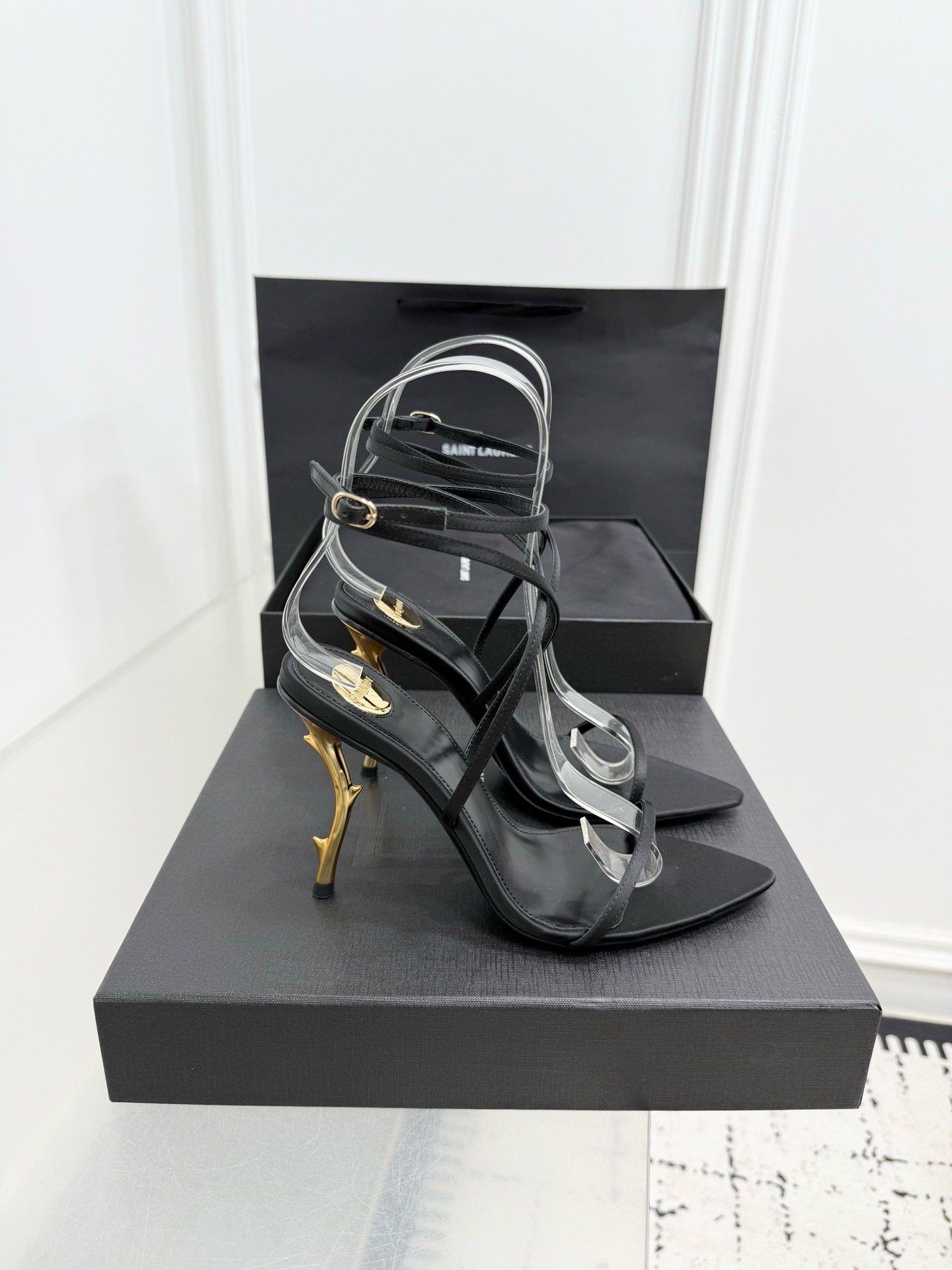 Босоножки женские в стиле Saint Laurent с декоративными кристаллами черного цвета