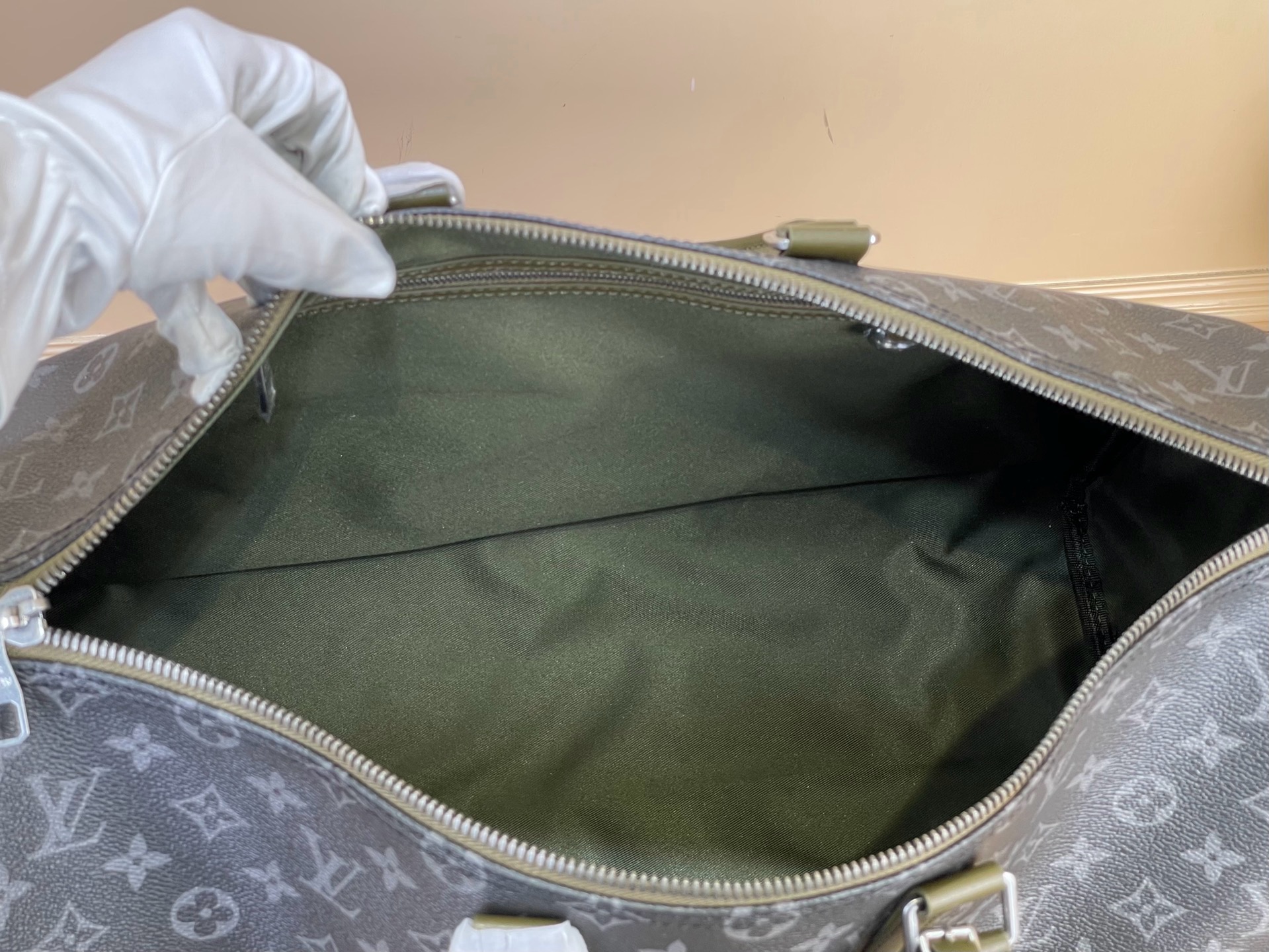 Сумка дорожная мужская Louis Vuitton Keepall Bandoulière 45 чёрно-зелёного цвета