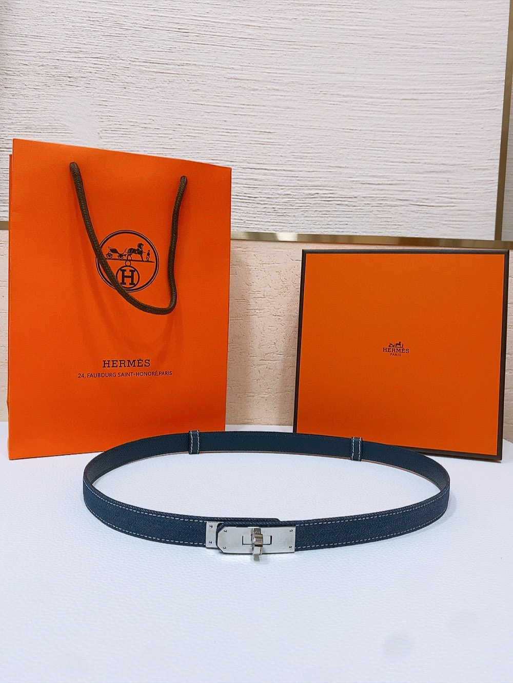 Ремень женский в стиле Hermès Kelly из кожи Epsom синего цвета с золотой пряжкой шириной 1.8 см