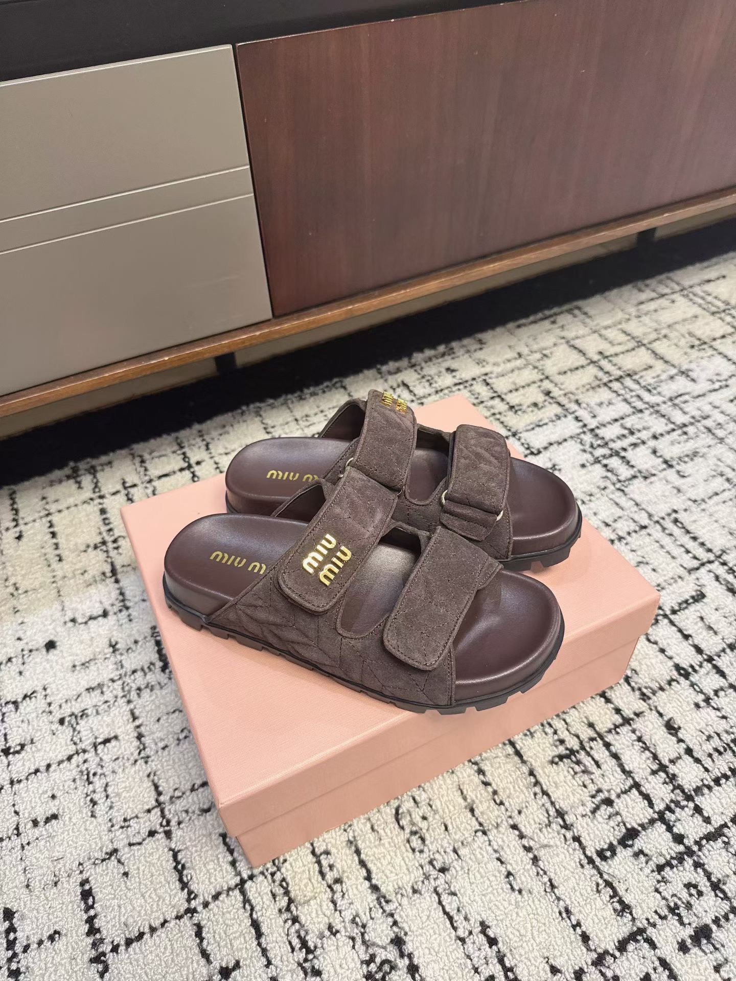 Шлёпанцы женские в стиле Miu Miu коричневого цвета