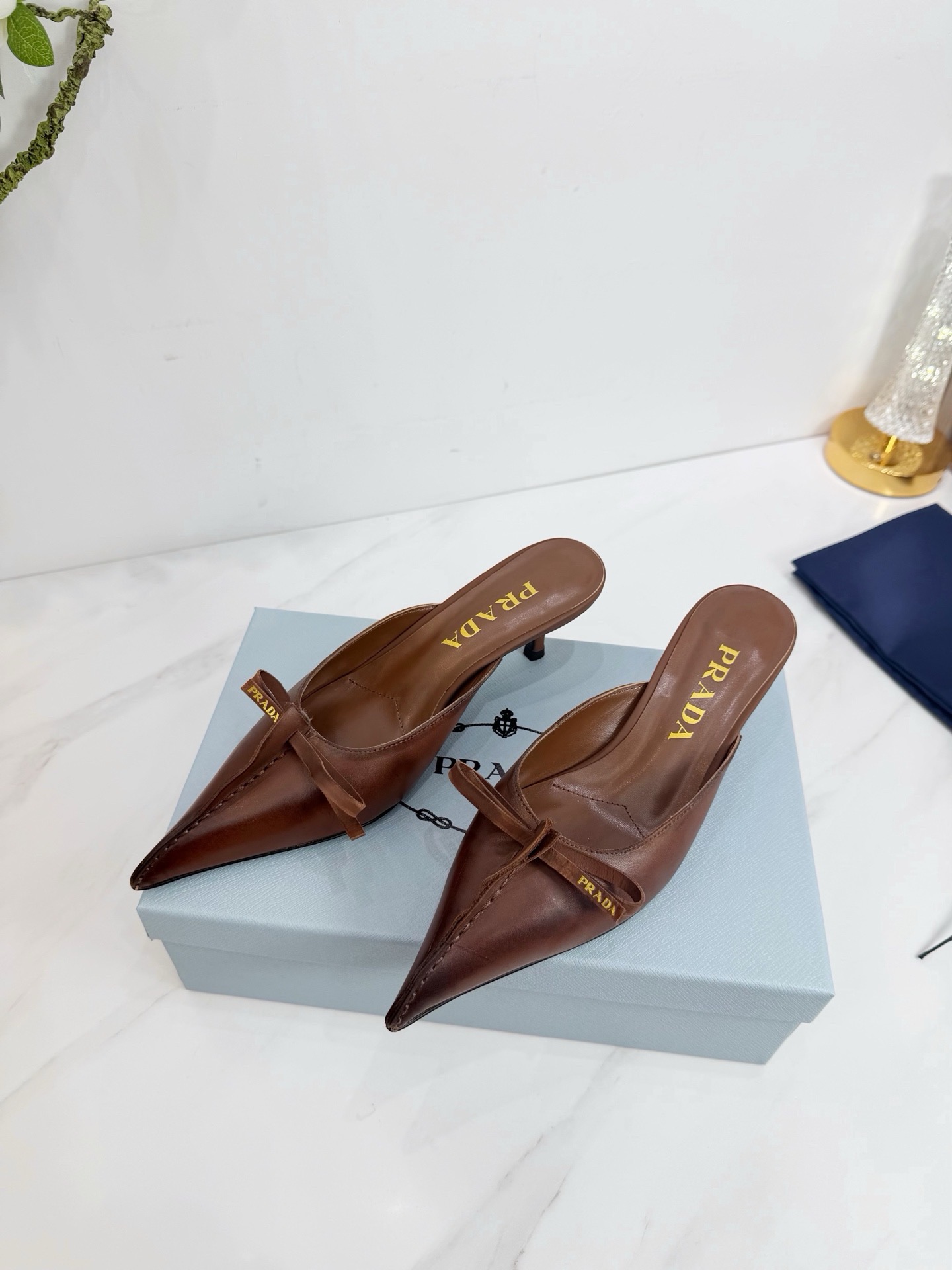 Мюли женские в стиле Prada из натуральной кожи коричневого цвета