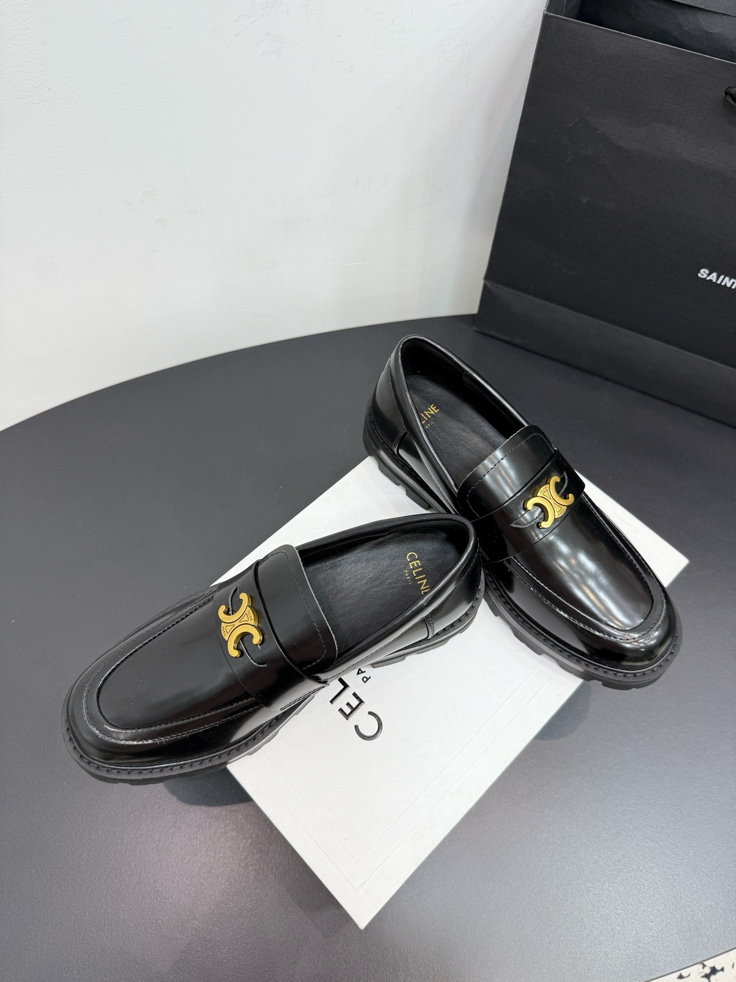 Лоферы женские в стиле Celine Triomphe из натуральной кожи черного цвета