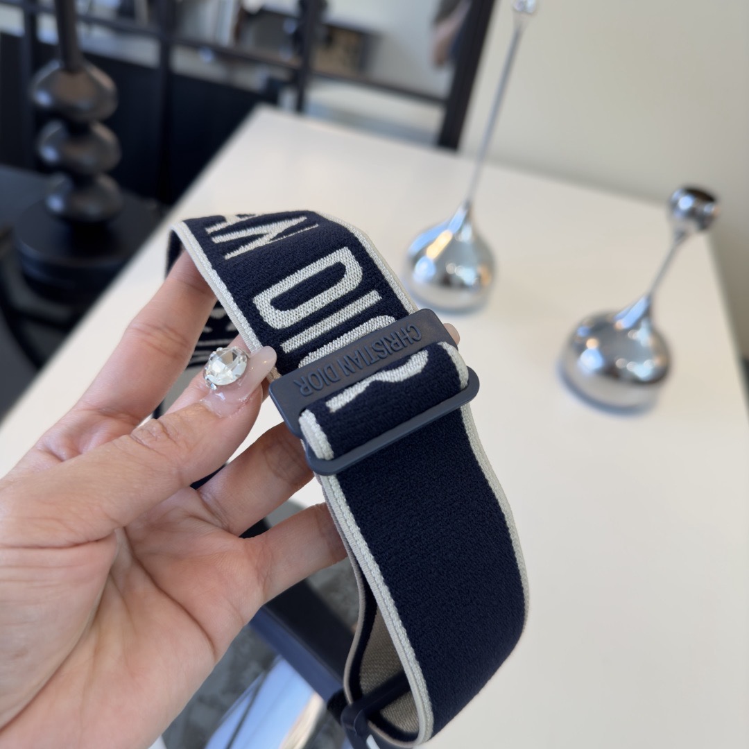 Козырёк женский в стиле Chanel серебристого цвета