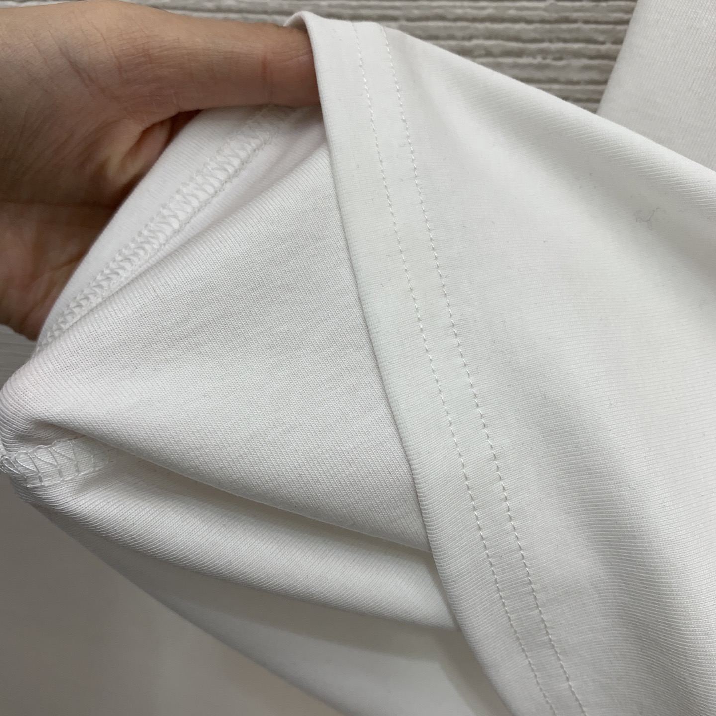 Платье женское в стиле Schiaparelli белого цвета на бретелях с декоративными цепочками