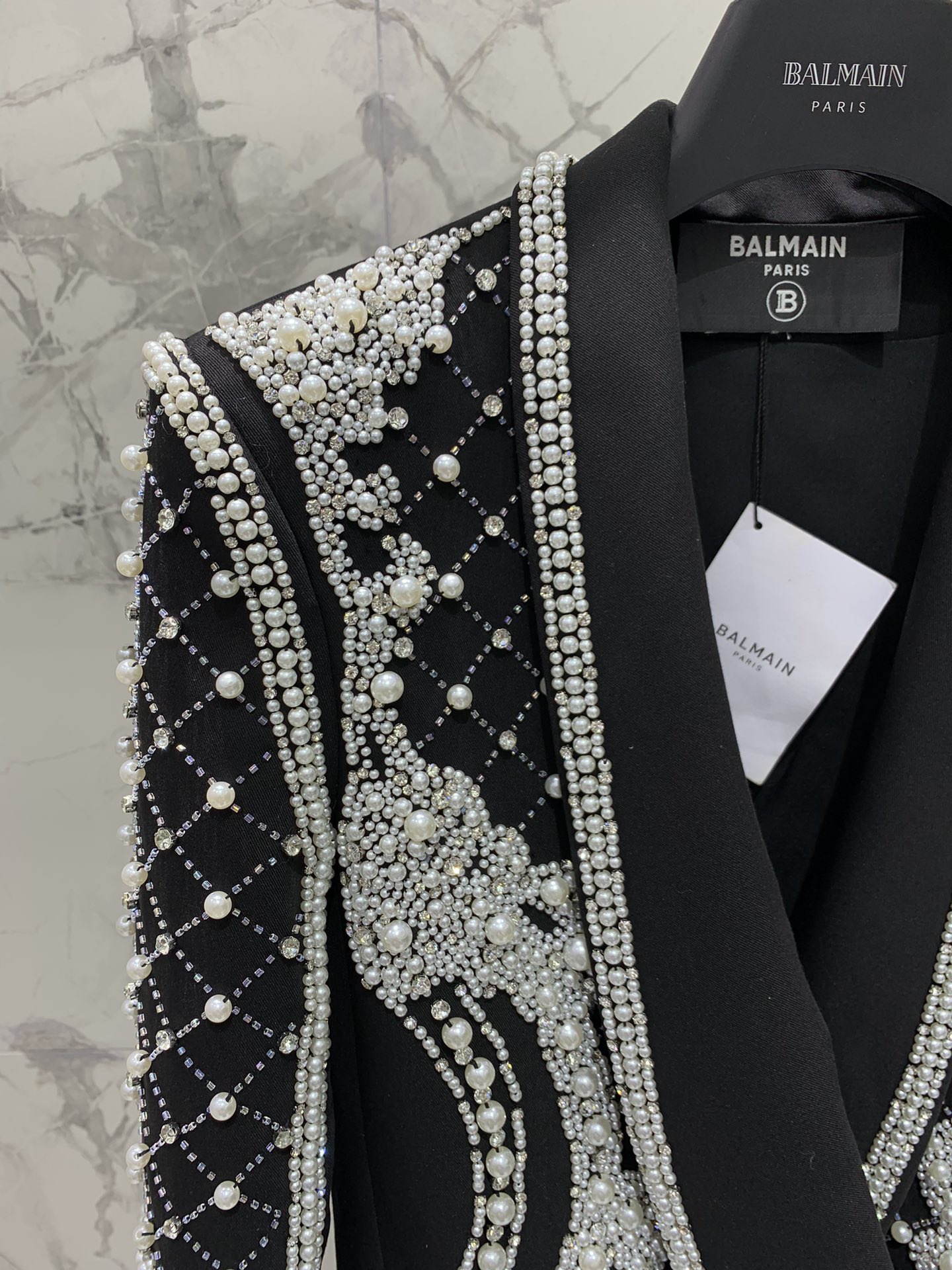 Жакет женский в стиле Balmain из плотной костюмной ткани чёрного цвета с ручной жемчужной вышивкой