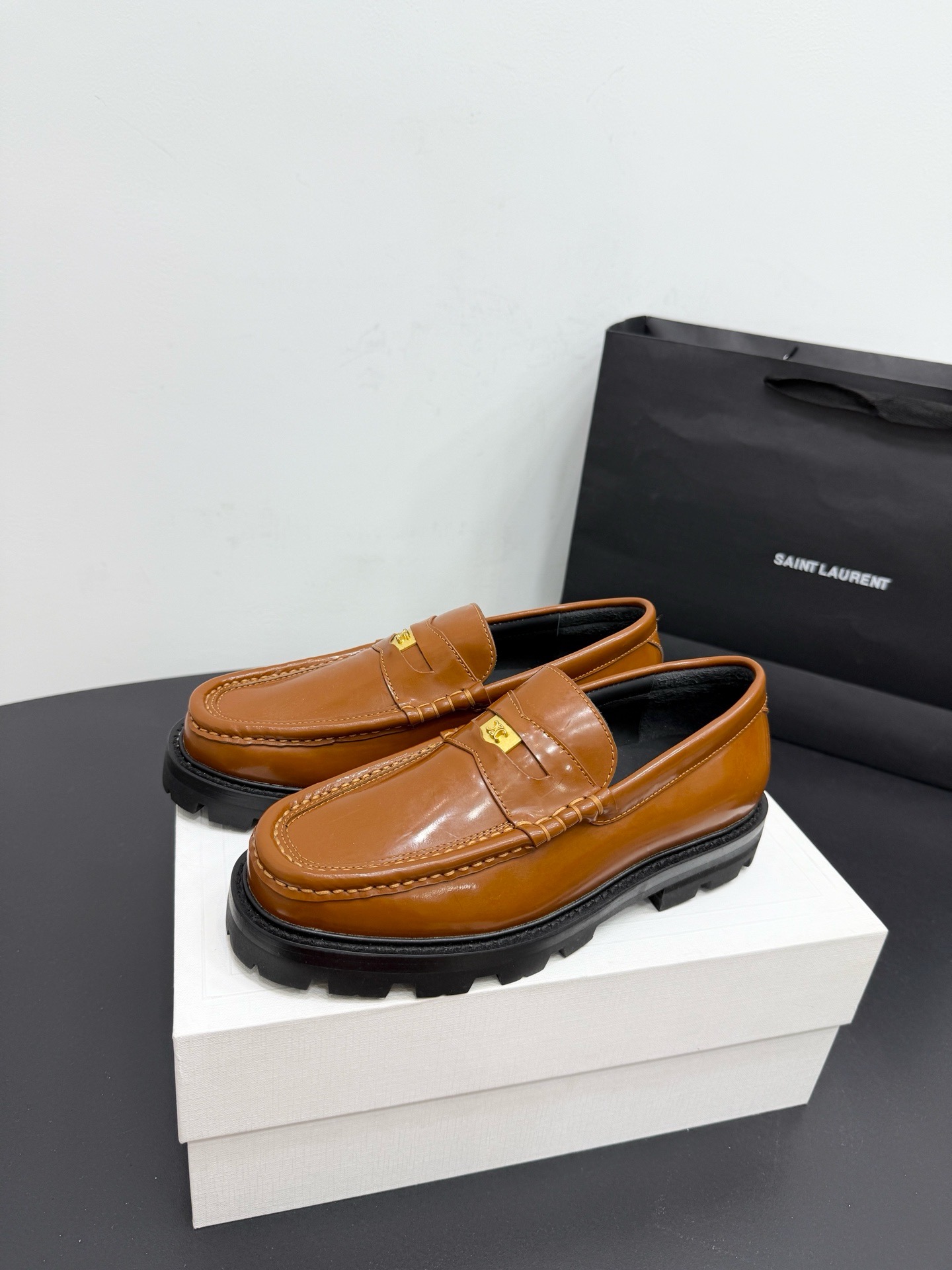 Лоферы женские Celine Triomphe из натуральной кожи коричневого цвета