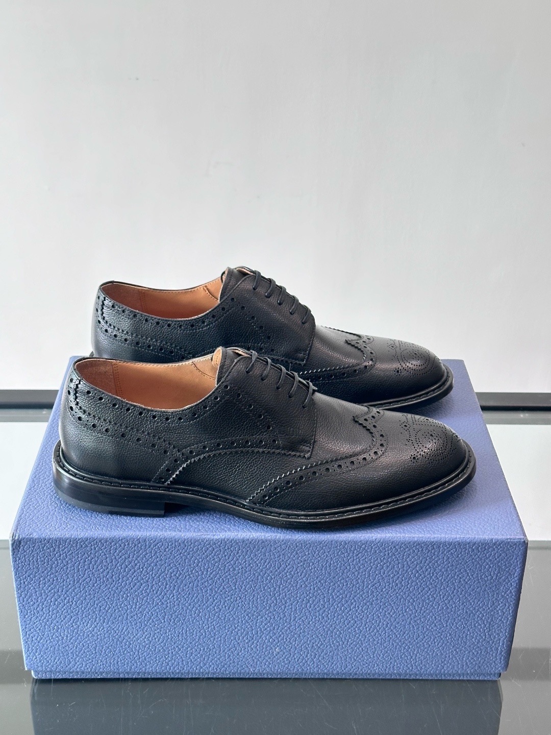 Туфли мужские в стиле Dior Oxford из натуральной кожи с перфорацией черного цвета