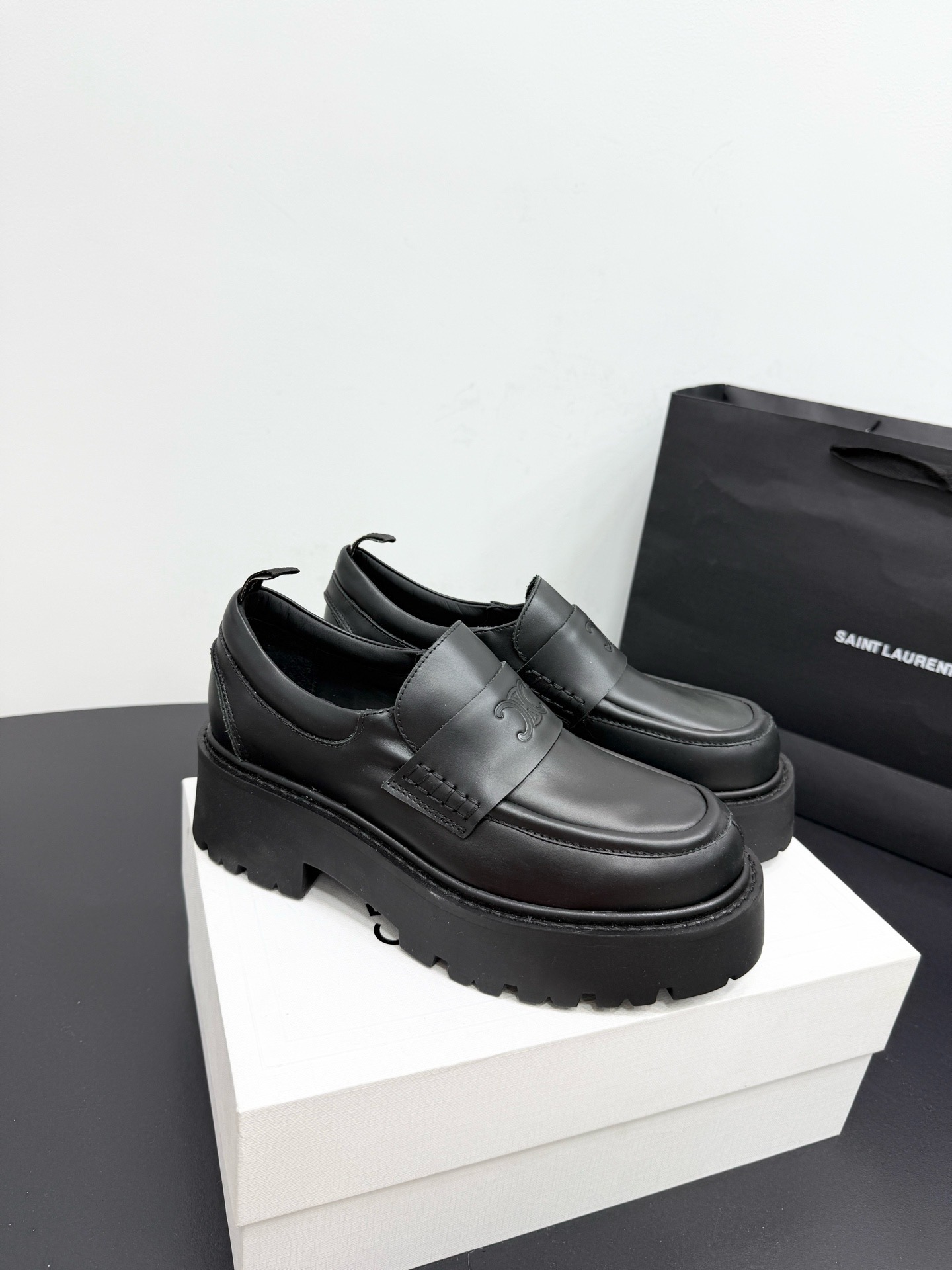 Лоферы женские в стиле Celine Triomphe из натуральной кожи черного цвета