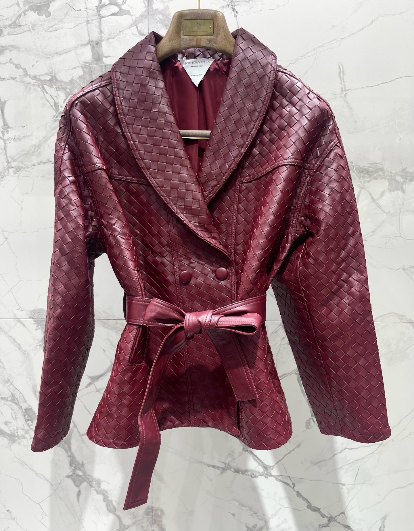 Жакет женский Bottega Veneta бордового цвета с плетением Intrecciato и поясом
