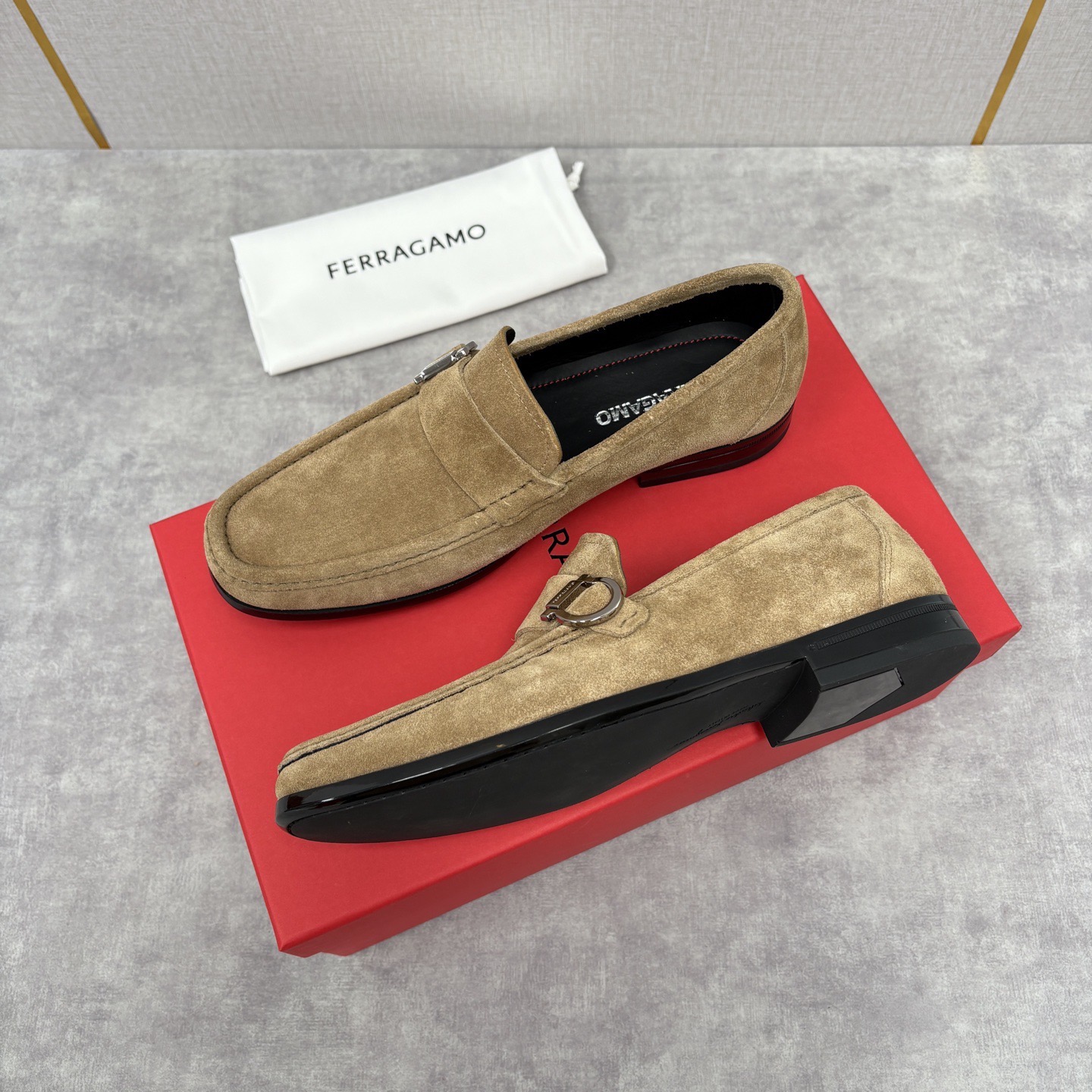Лоферы мужские в стиле Ferragamo Gancini из натуральной замши бежевого цвета