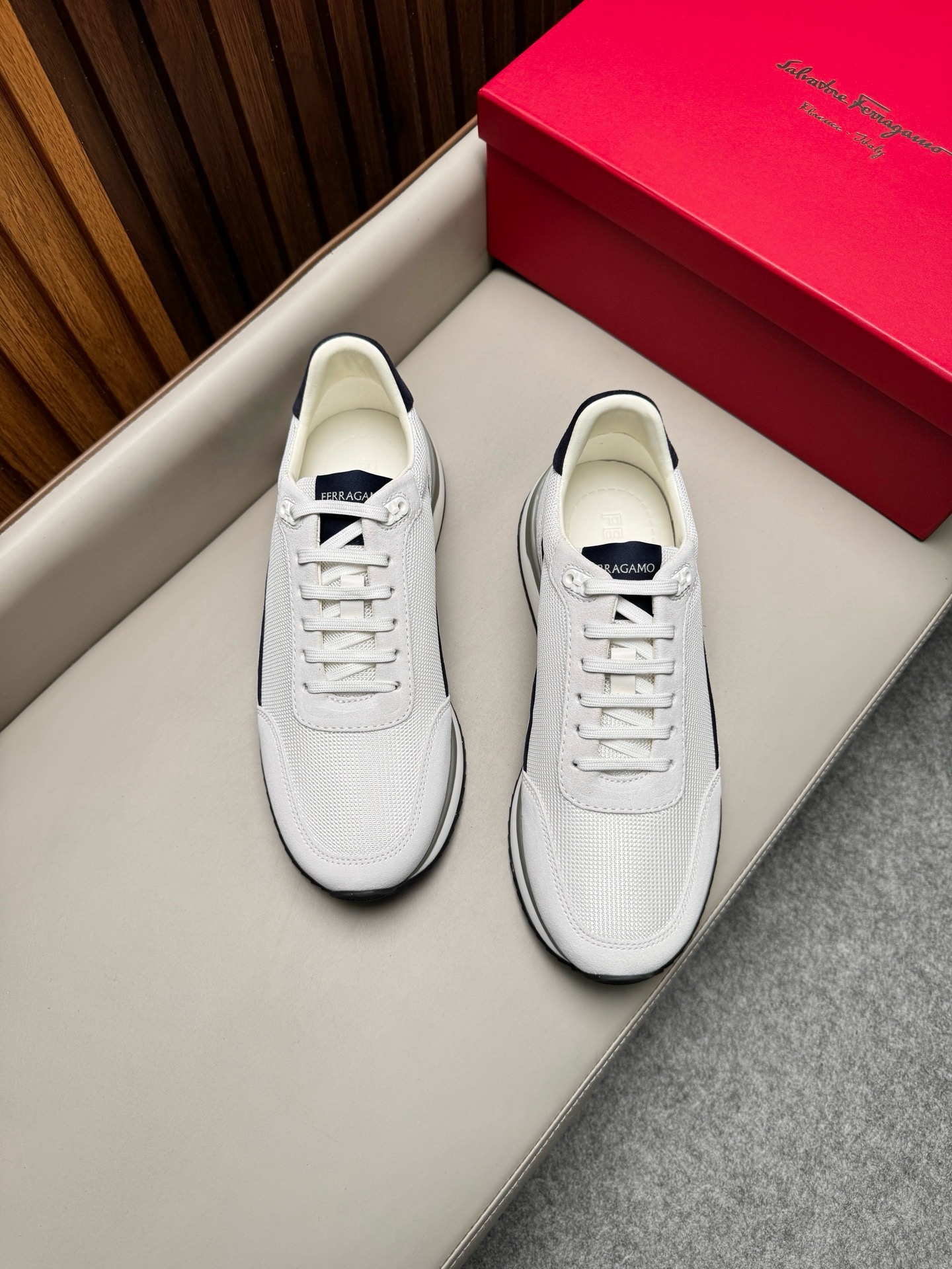 Кроссовки мужские в стиле Salvatore Ferragamo Low Cut Sneaker белого цвета