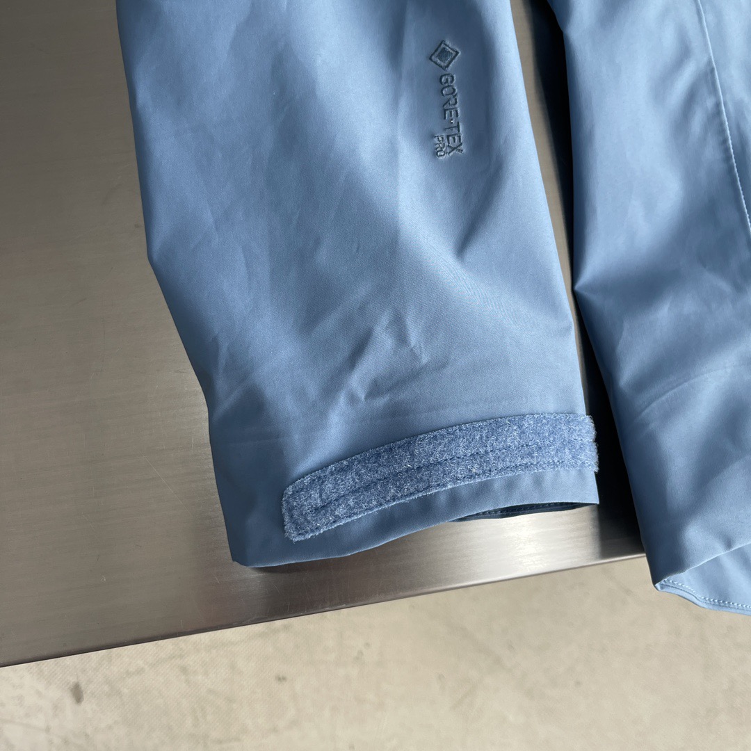 Куртка унисекс в стиле Arc'teryx Alpha SV с капюшоном голубого цвета