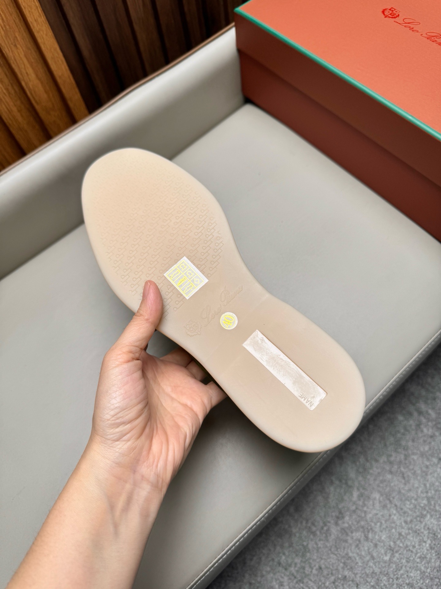 Лоферы унисекс в стиле Loro Piana из натуральной замши зелёного цвета