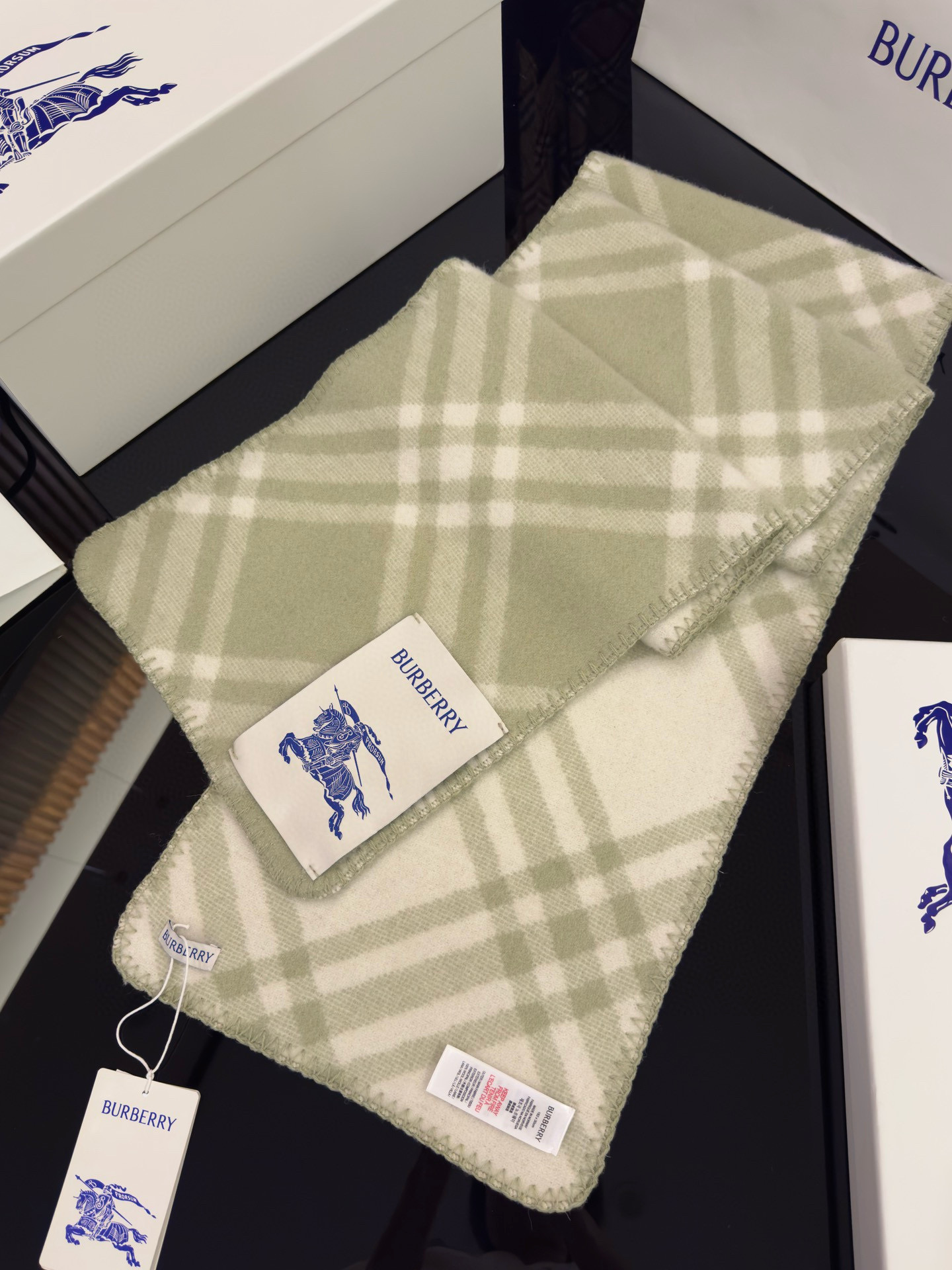 Шарф унисекс в стиле Burberry двусторонний из мягкой шерсти с диагональной клеткой оливкого цвета