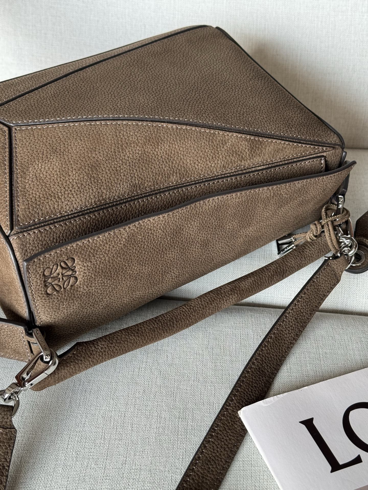 Сумка женская Loewe Featherlight Puzzle Small оливково-зелёного цвета