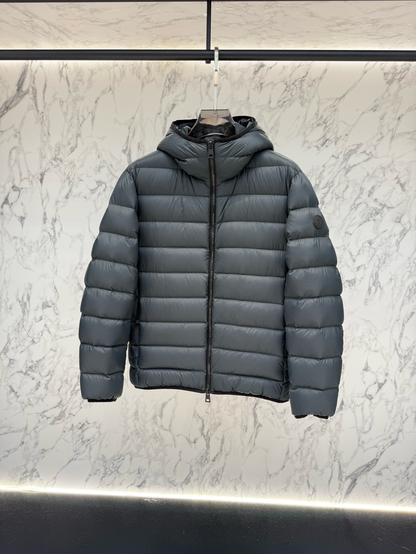 Пуховик мужской Moncler Hooded Short Down Jacket тёмно-синего цвета с капюшоном и натуральным пухом