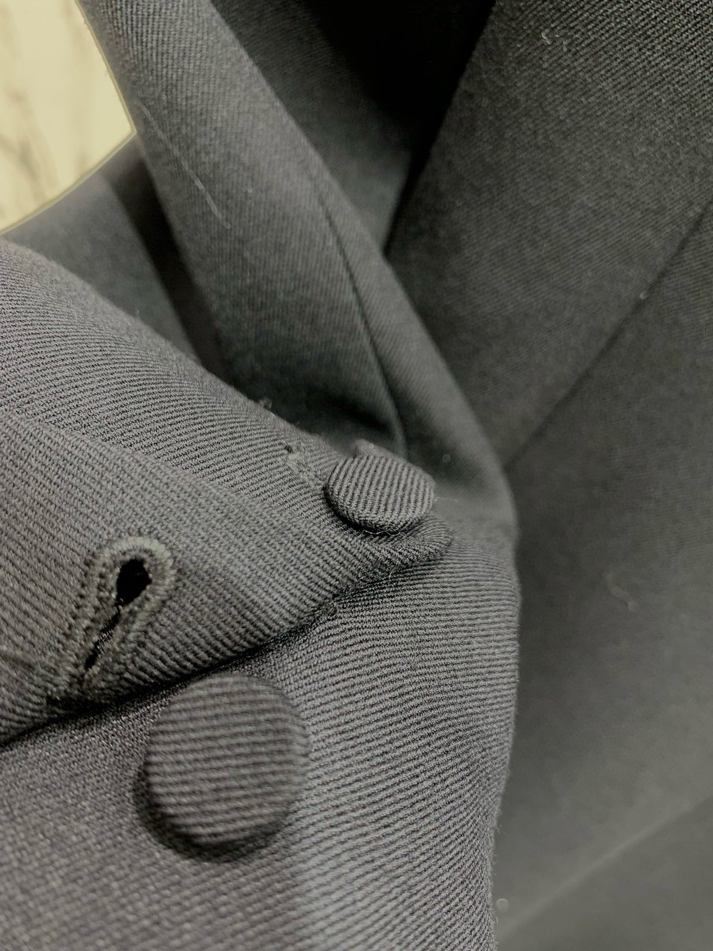 Платье-пиджак женское в стиле Saint Laurent из плотной костюмной ткани тёмно-синего цвета с жемчужным декором