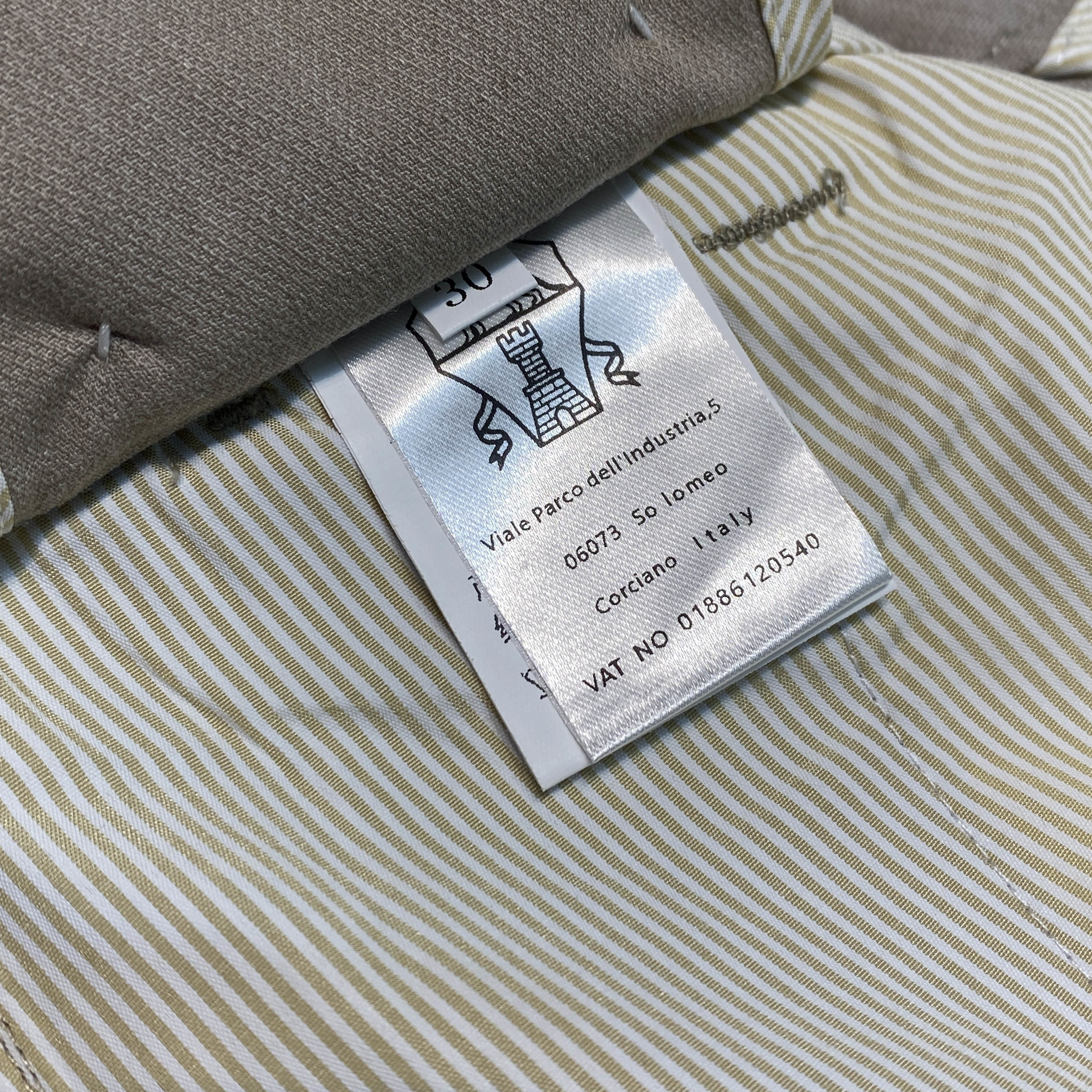 Шорты мужские в стиле Brunello Cucinelli бежевого цвета с накладными карманами