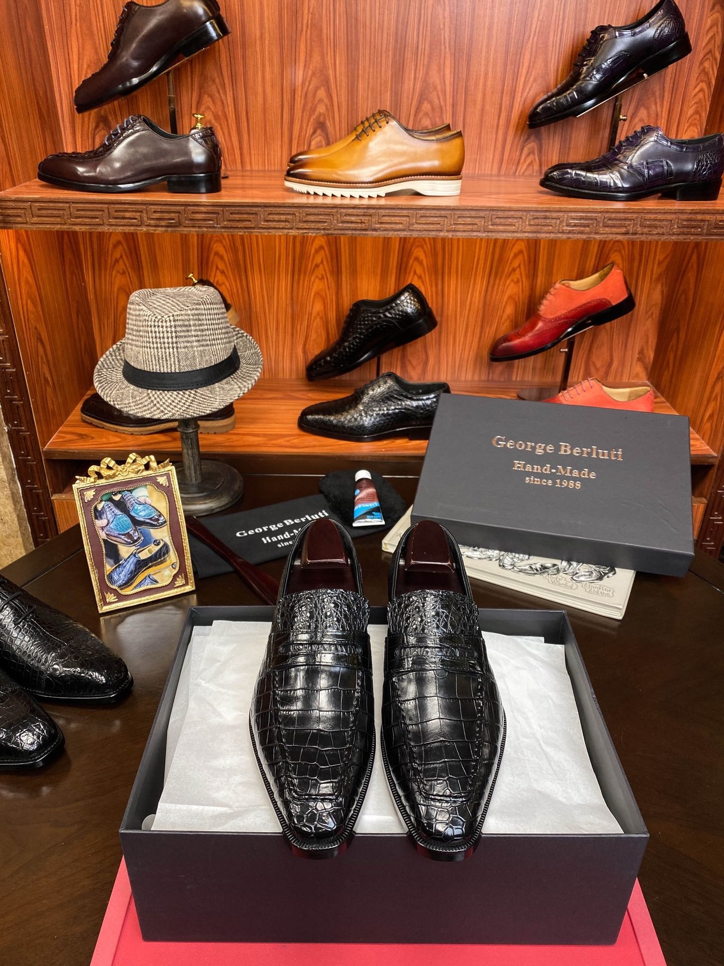 Лоферы мужские в стиле Berluti из цельной кожи крокодила черного цвета