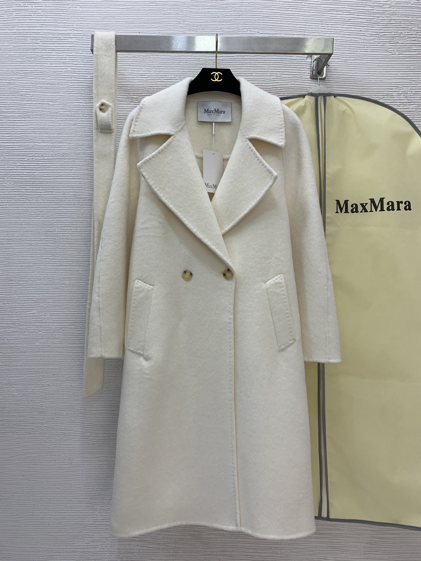 Пальто женское в стиле Max Mara молочного цвета с поясом
