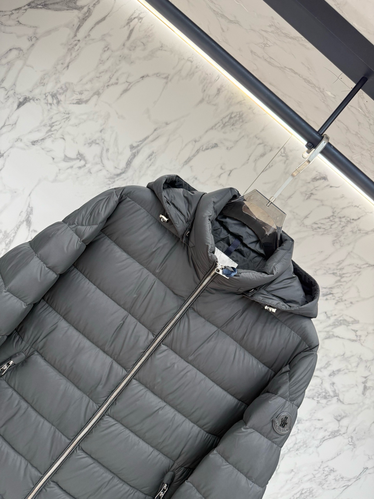 Пуховик мужской Moncler Alrai тёмно-серого цвета с капюшоном и натуральным пухом