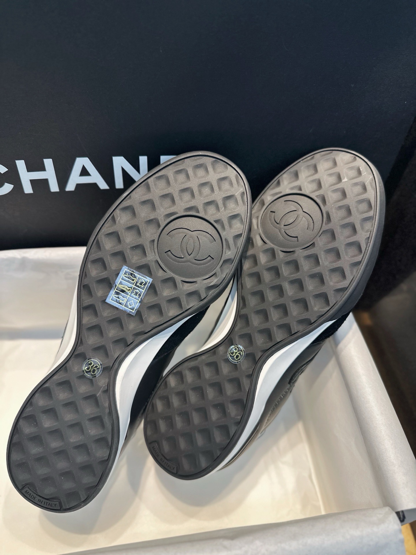 Кроссовки Chanel черного цвета с белыми вставками