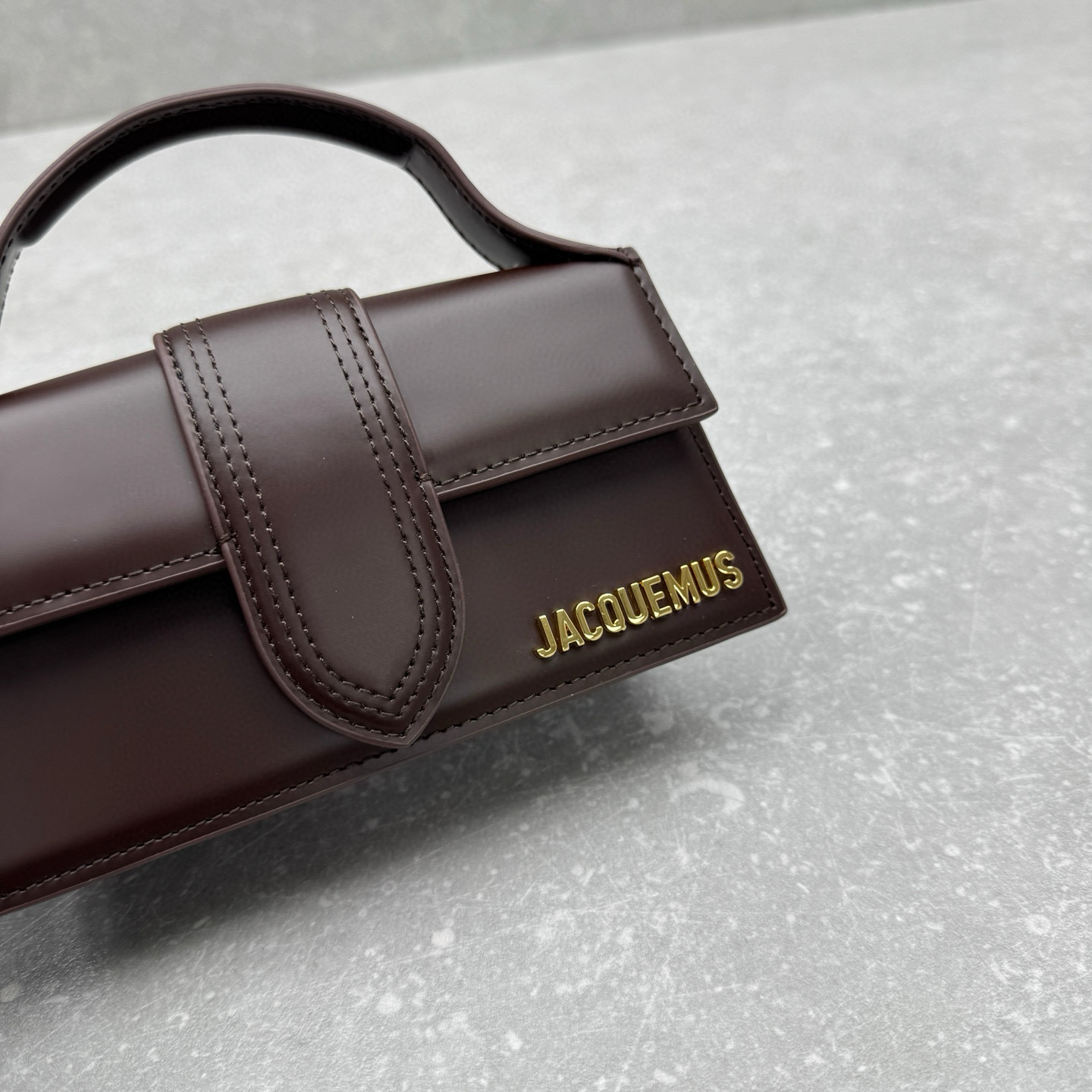 Сумка женская Jacquemus Bambino мини из лакированной кожи шоколадного  цвета