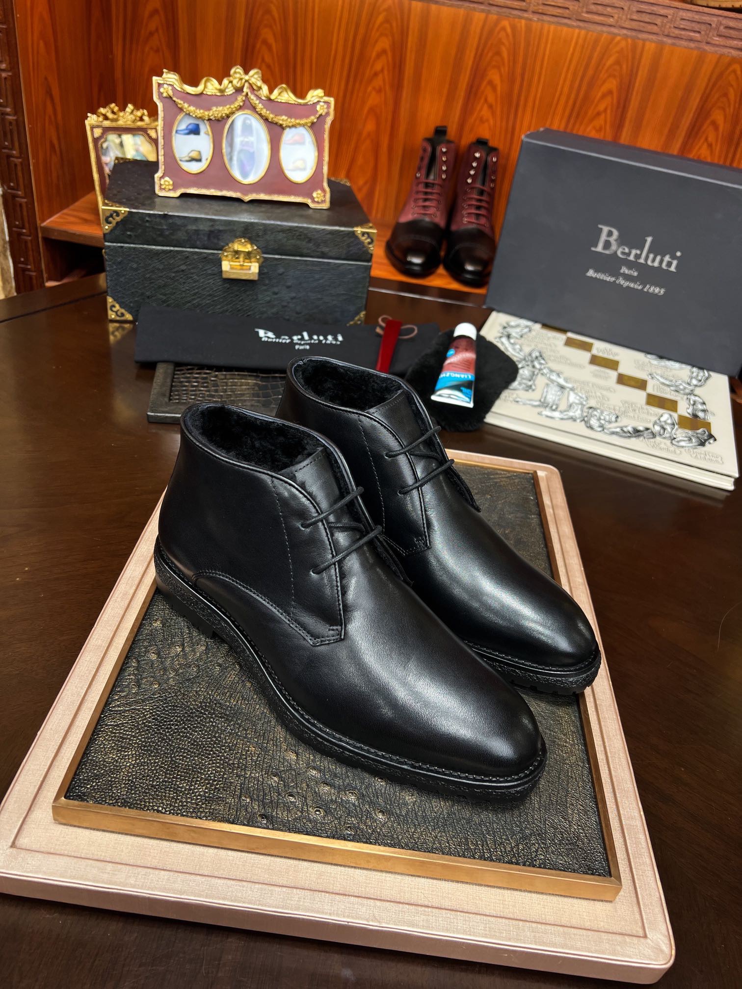 Ботинки мужские в стиле Berluti из натуральной кожи черного цвета