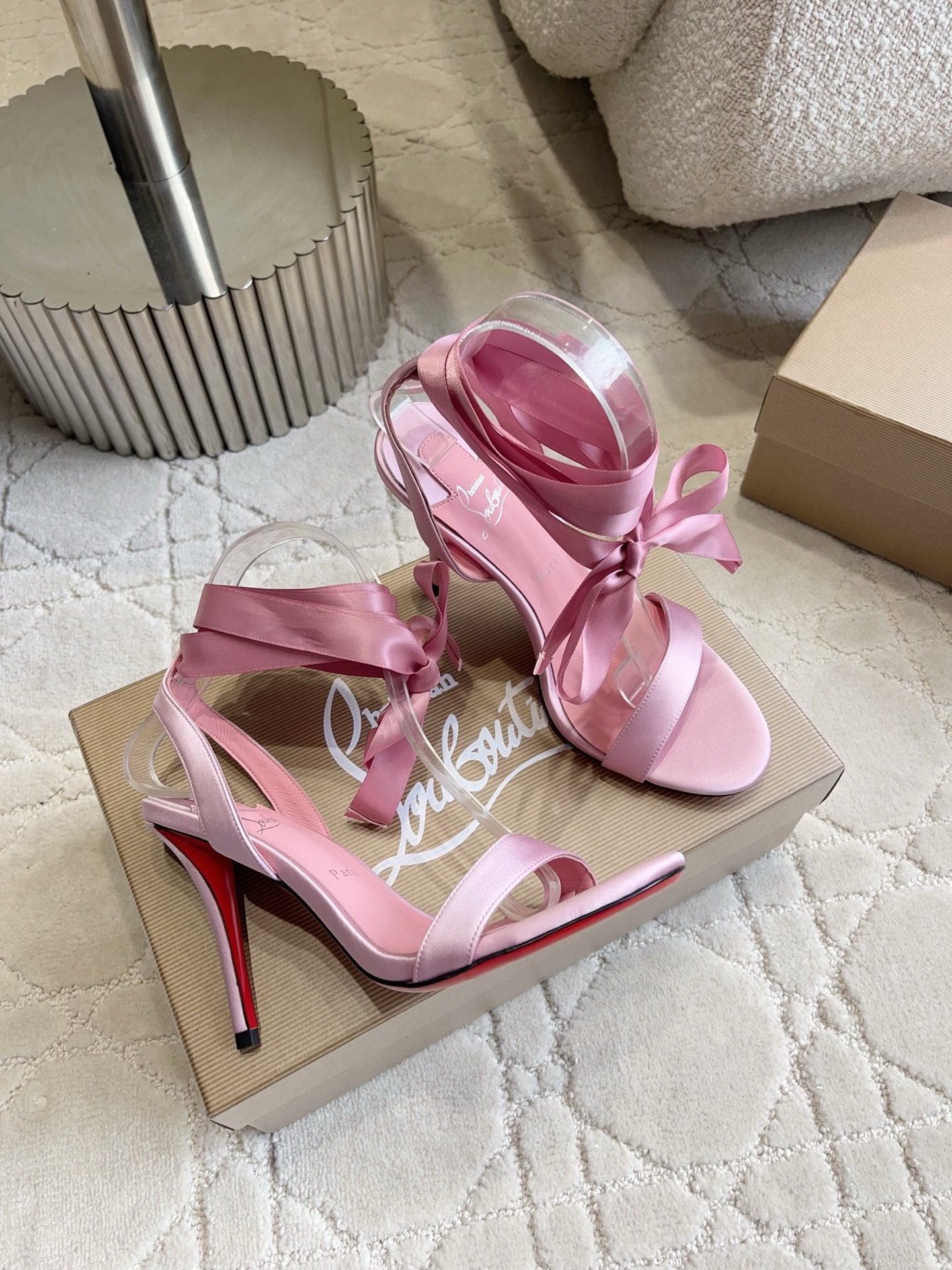 Босоножки женские в стиле Christian Louboutin So Kate из натурального шелка с лентами розового цвета