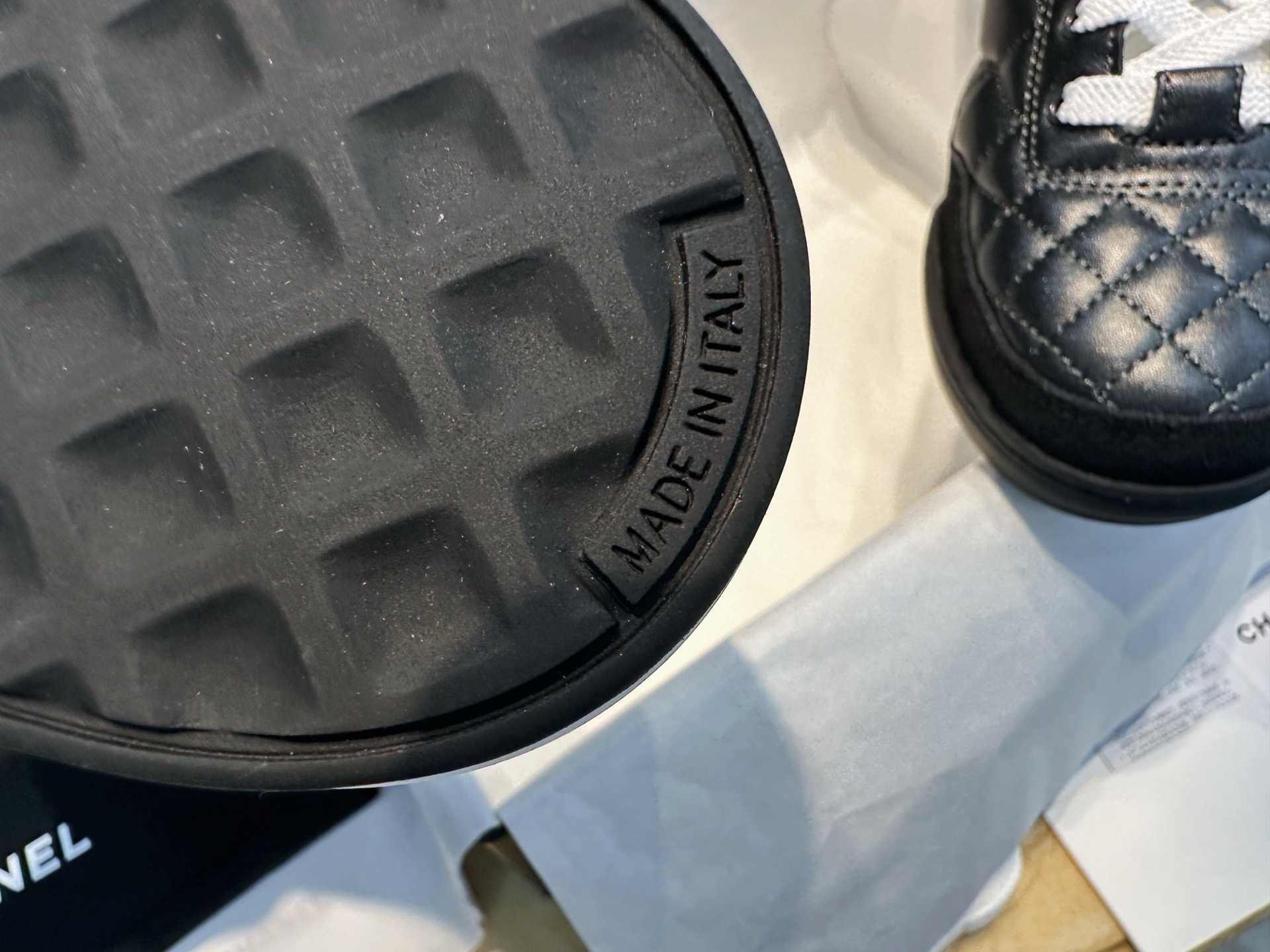 Кроссовки Chanel черного цвета с белыми вставками