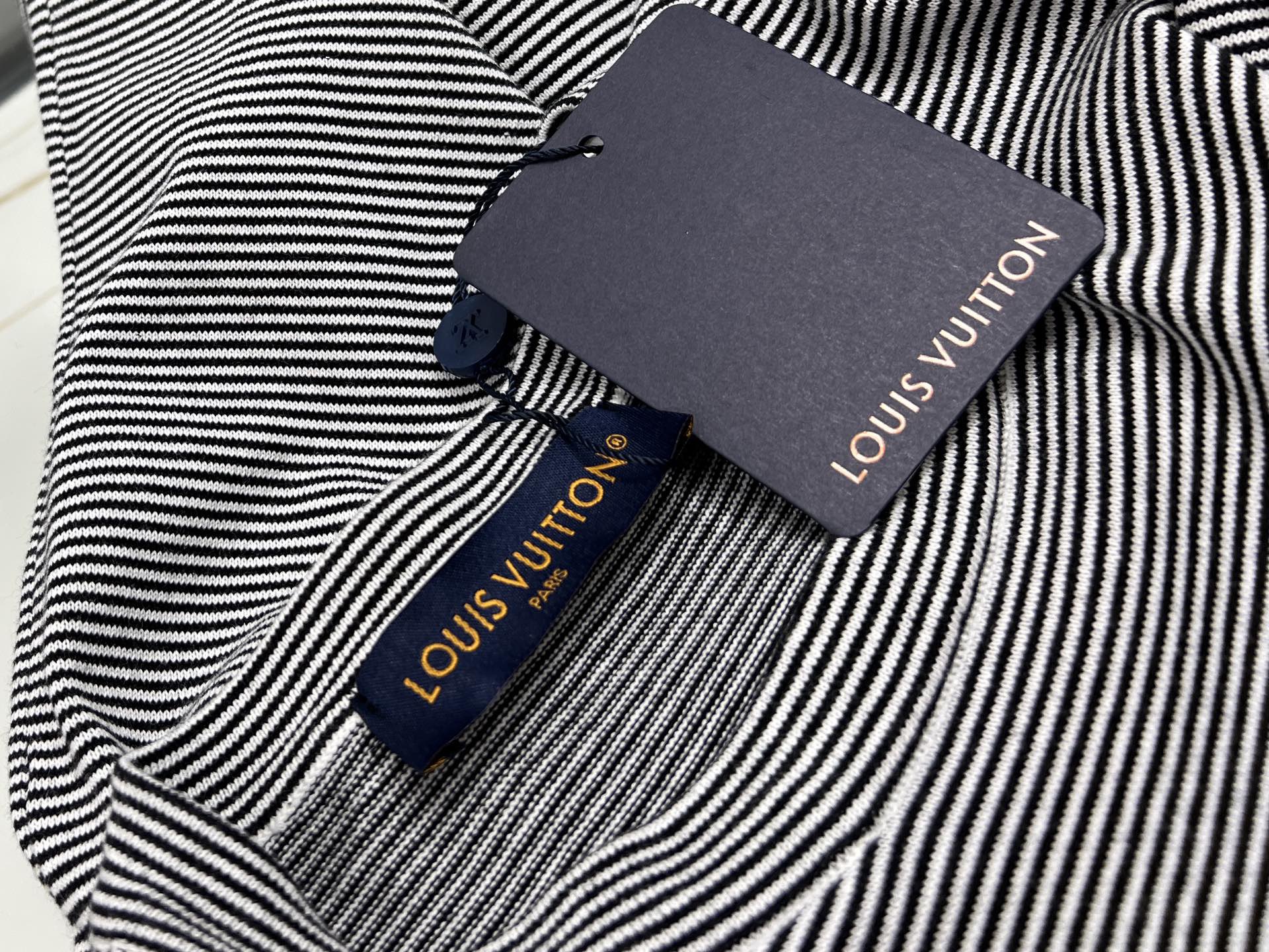 Футболка мужская в стиле Louis Vuitton из хлопка серого цвета в полоску с логотипом