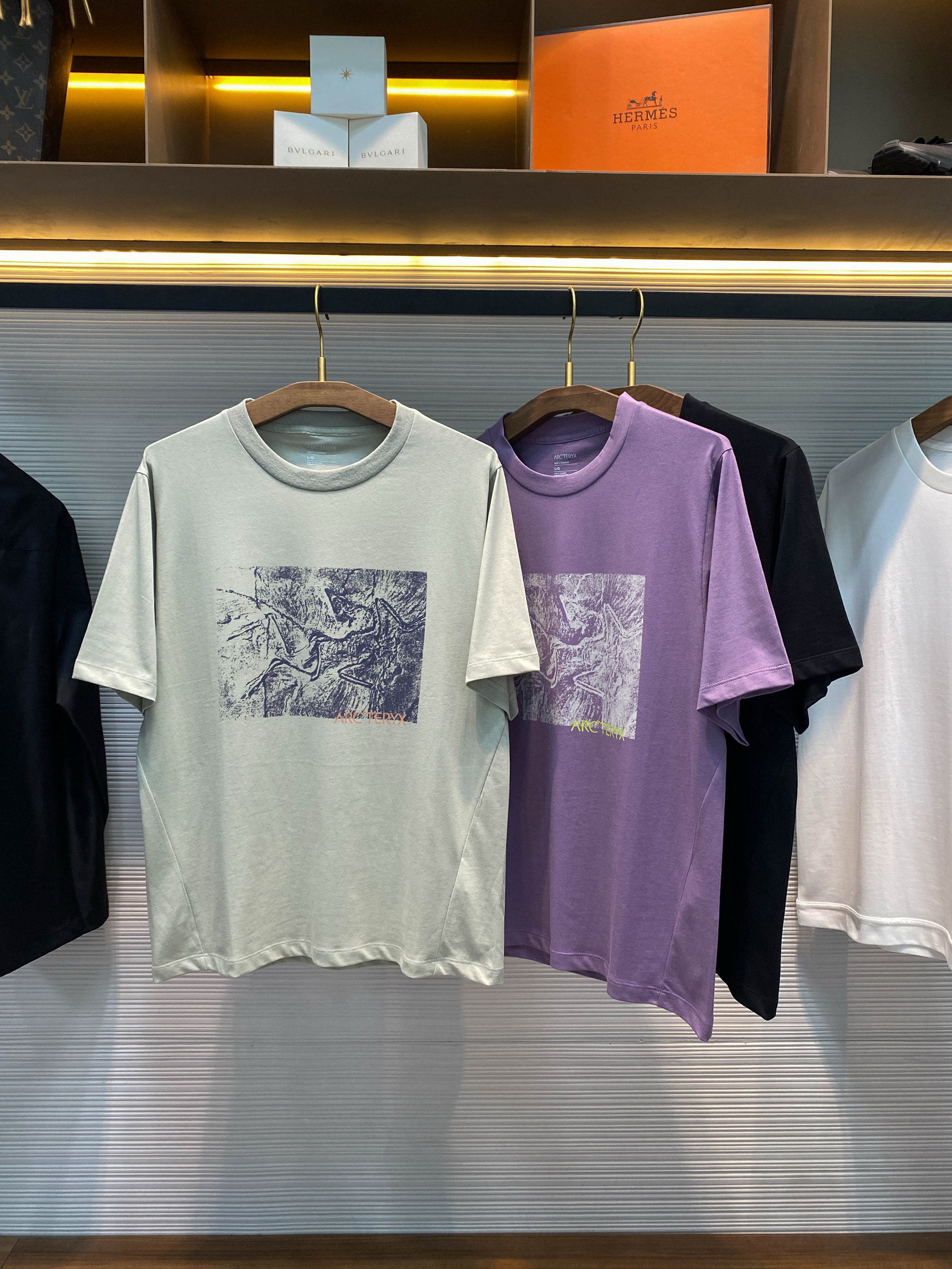 Футболка мужская в стиле Stone Island из хлопка белого цвета с принтом