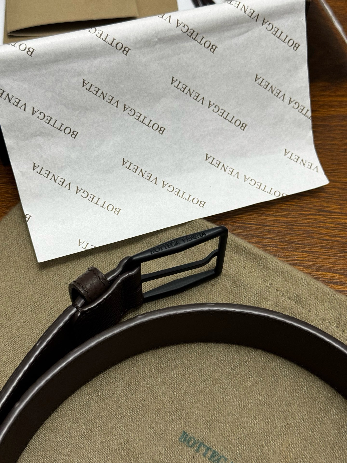 Ремень мужской Bottega Veneta Intrecciato коричневого цвета матовая пряжка