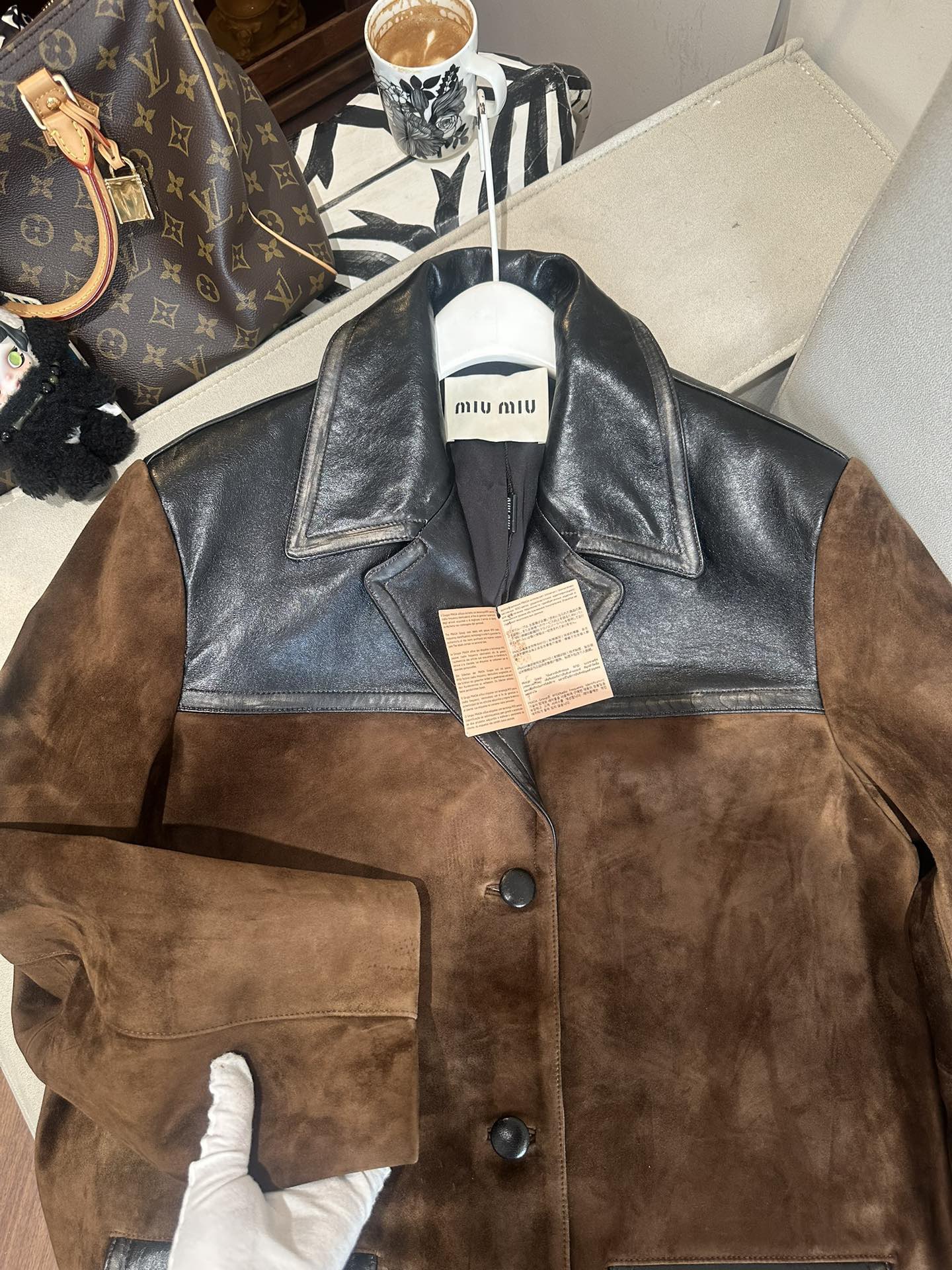 Куртка женская в стиле Miu Miu из натуральной замши и кожи коричневого цвета с контрастной кожаной отделкой