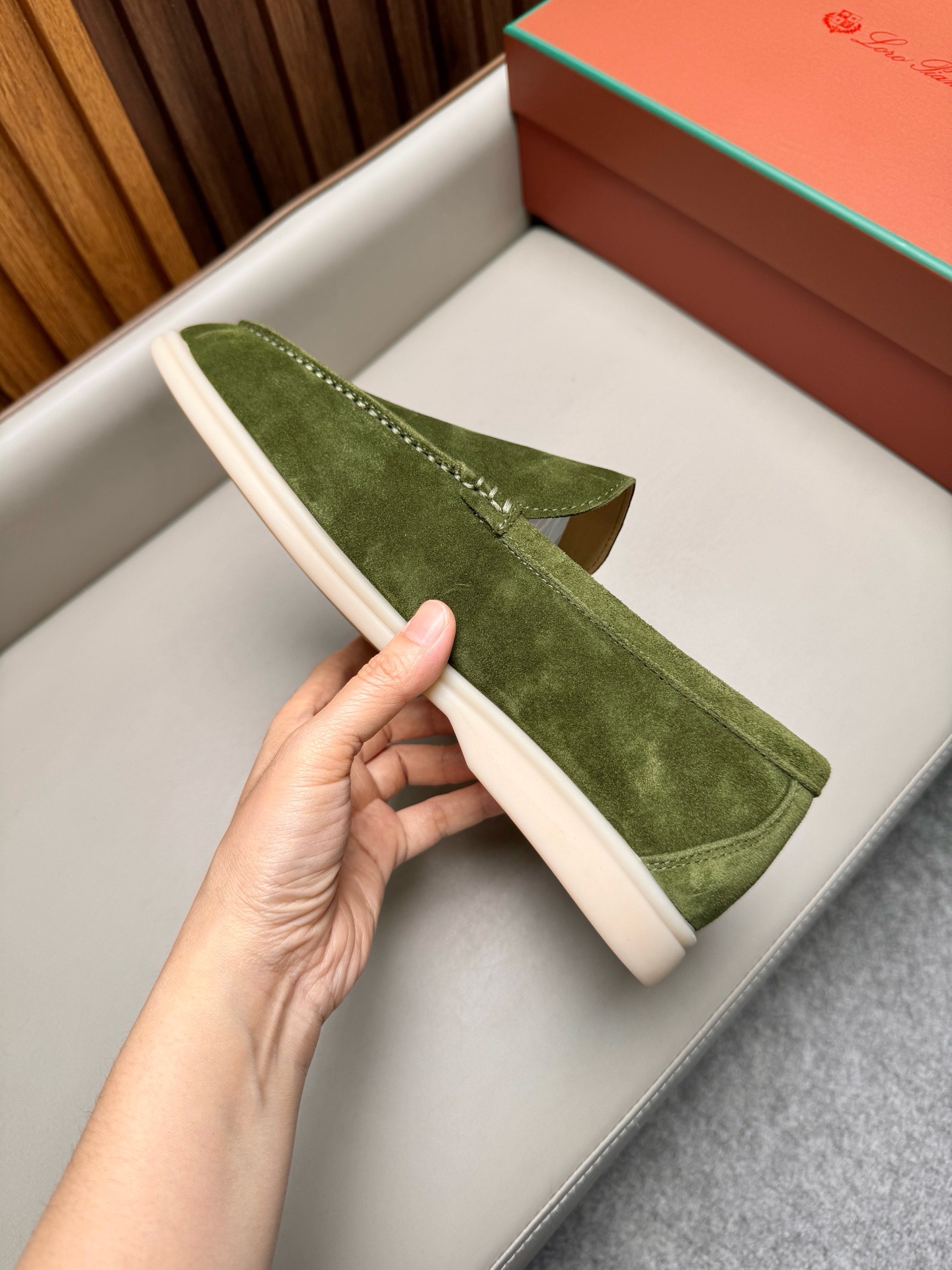 Лоферы унисекс в стиле Loro Piana из натуральной замши зелёного цвета